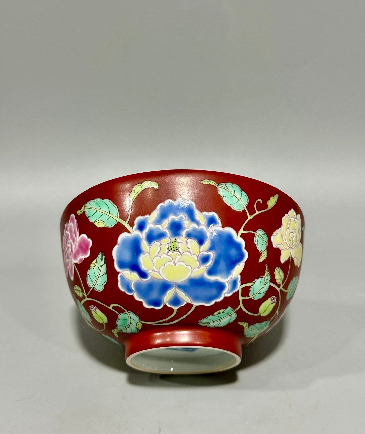 Oing Dynasty Yongzheng this is a pastel peony bowl with a red ground