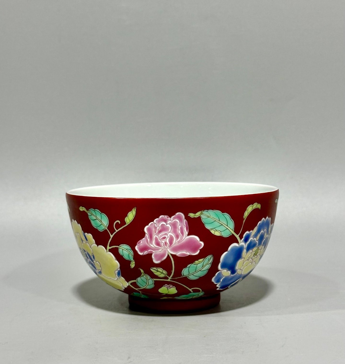 Oing Dynasty Yongzheng this is a pastel peony bowl with a red ground