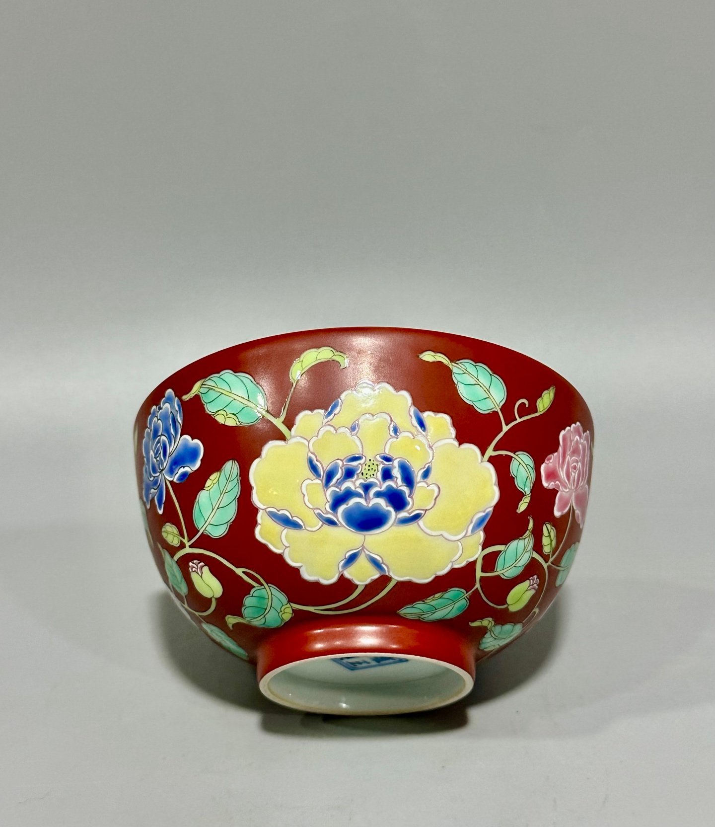 Oing Dynasty Yongzheng this is a pastel peony bowl with a red ground