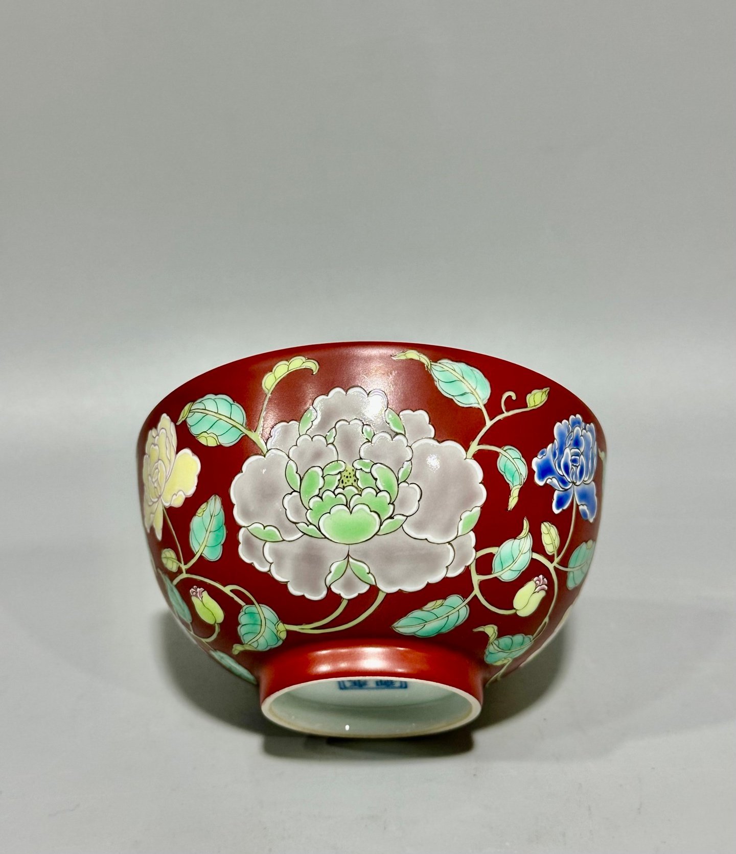 Oing Dynasty Yongzheng this is a pastel peony bowl with a red ground
