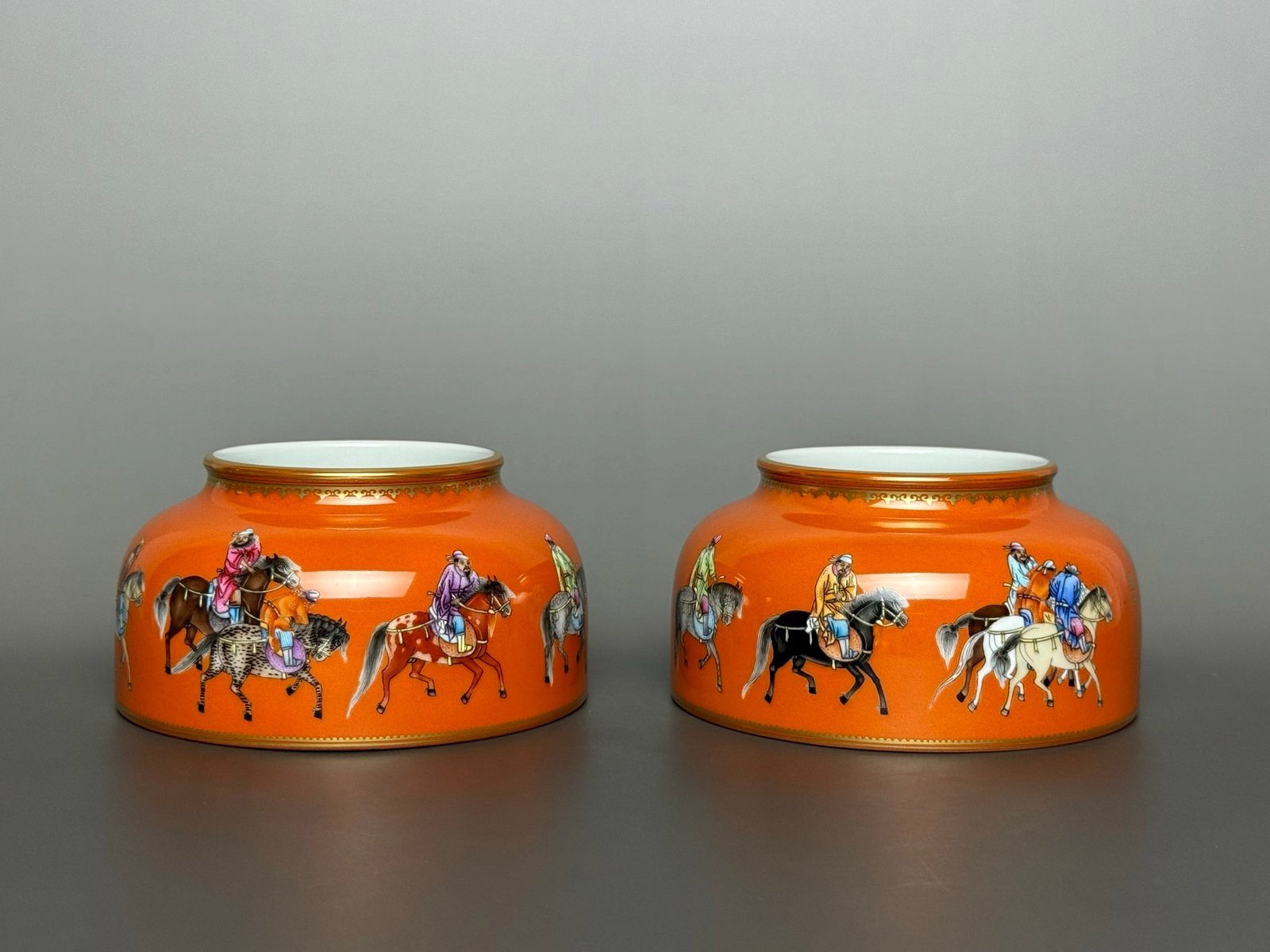 Oing Dynasty Yongzheng with gold rim and alum red ground washer
