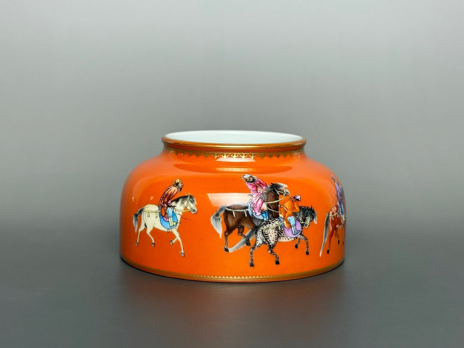 Oing Dynasty Yongzheng with gold rim and alum red ground washer