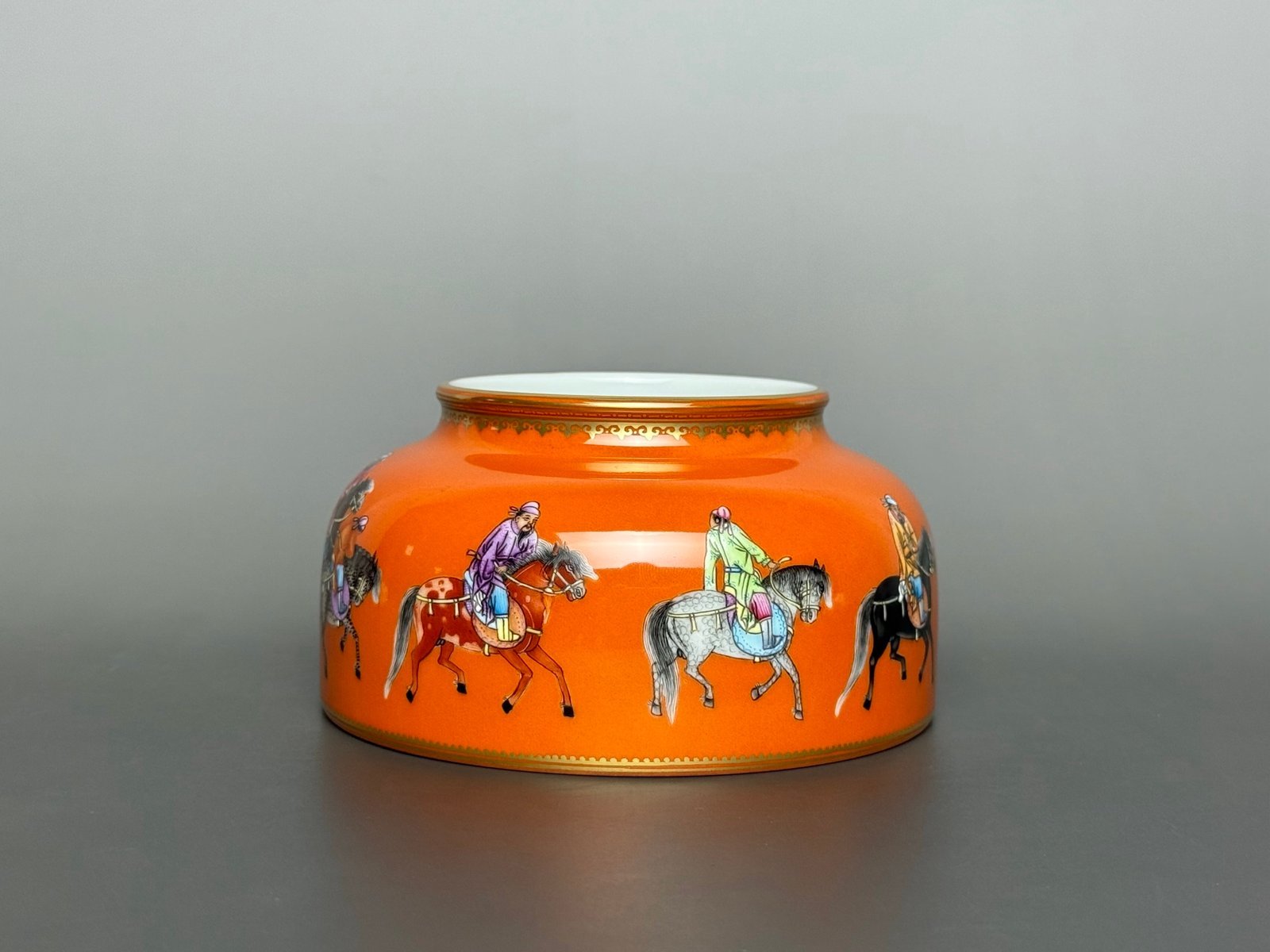 Oing Dynasty Yongzheng with gold rim and alum red ground washer