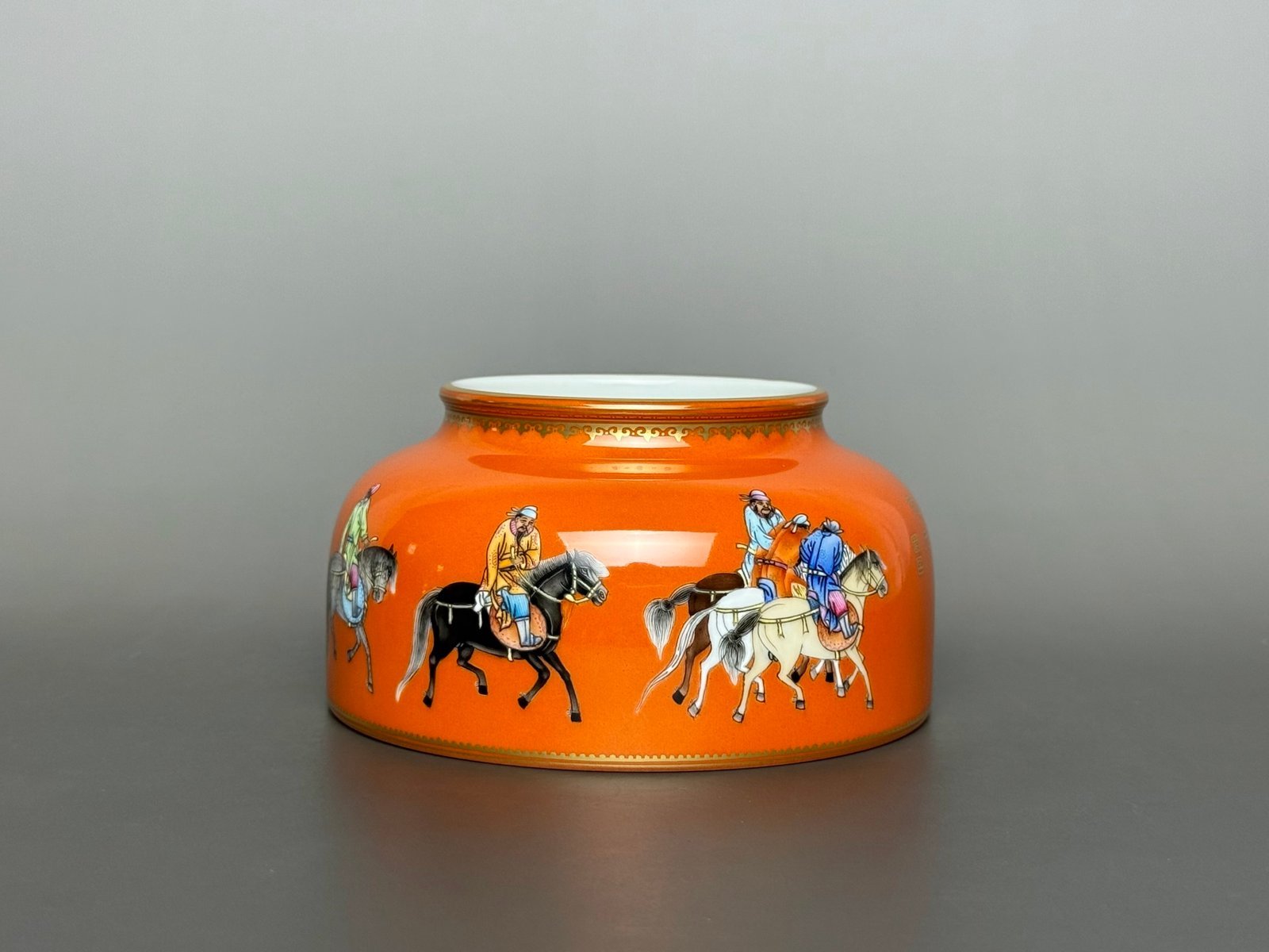 Oing Dynasty Yongzheng with gold rim and alum red ground washer