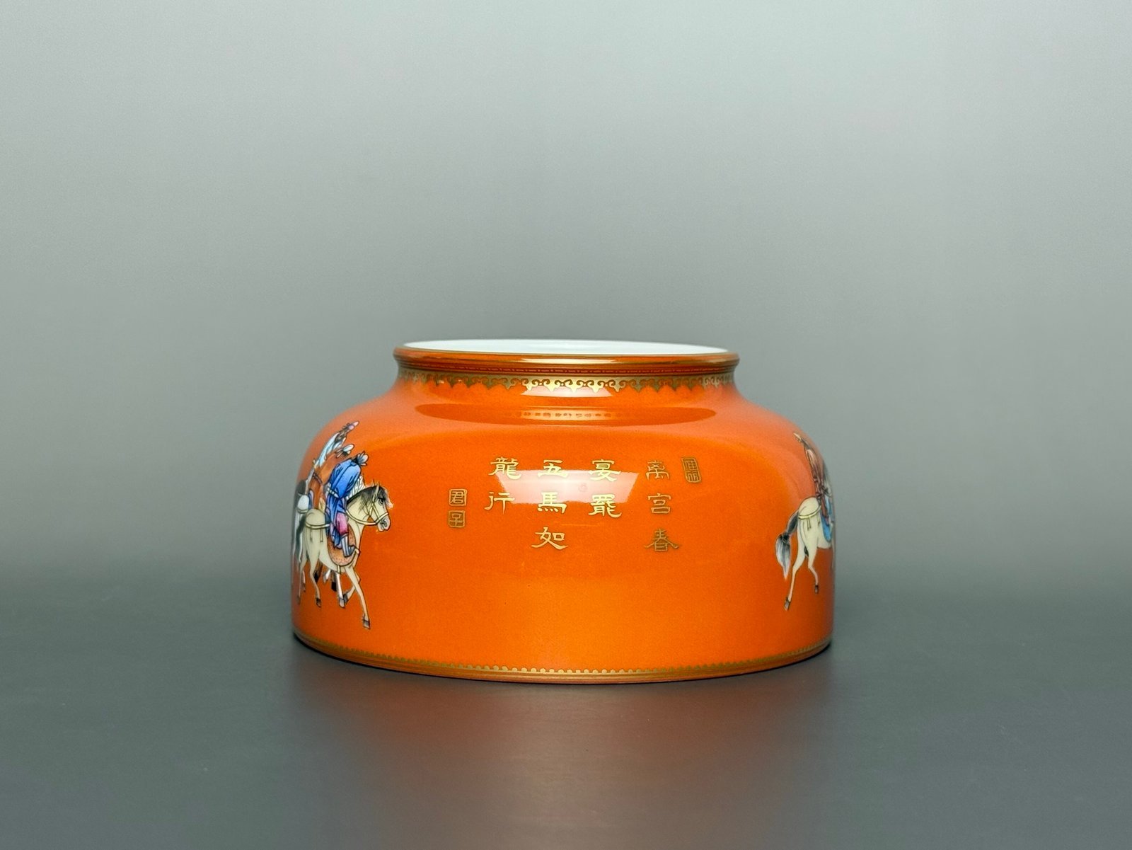 Oing Dynasty Yongzheng with gold rim and alum red ground washer