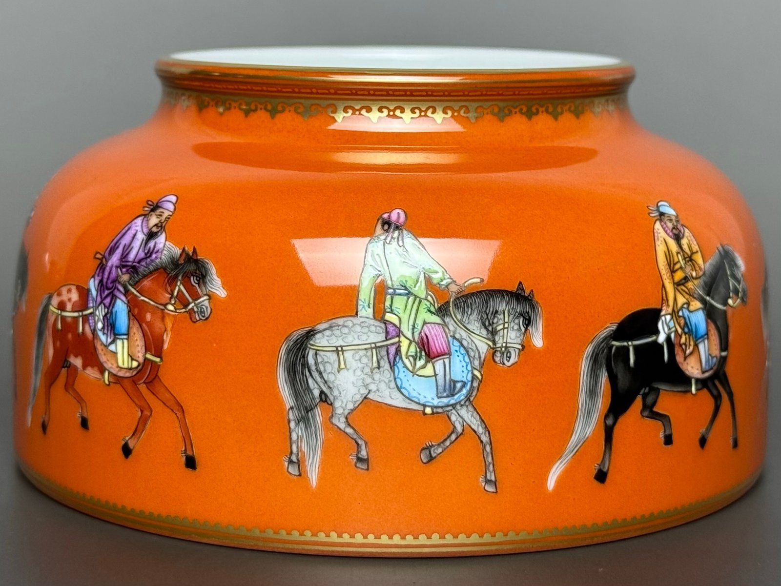 Oing Dynasty Yongzheng with gold rim and alum red ground washer