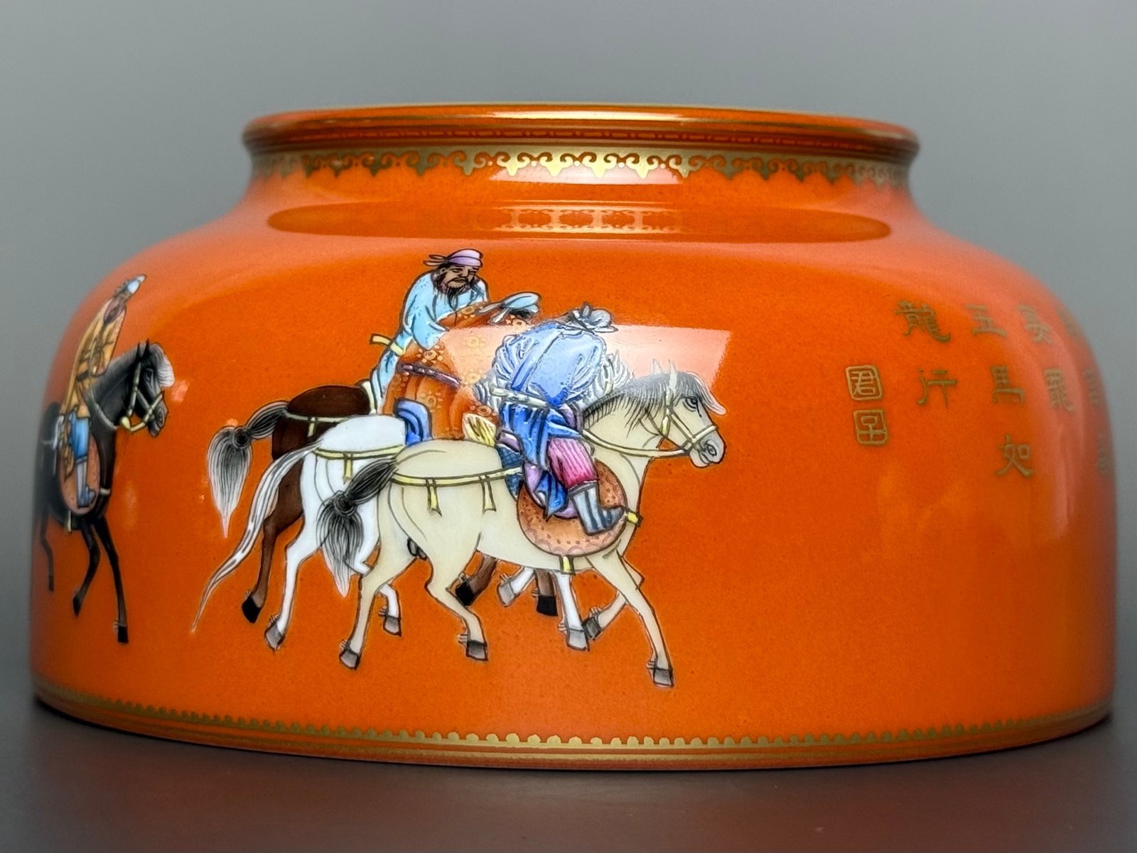 Oing Dynasty Yongzheng with gold rim and alum red ground washer