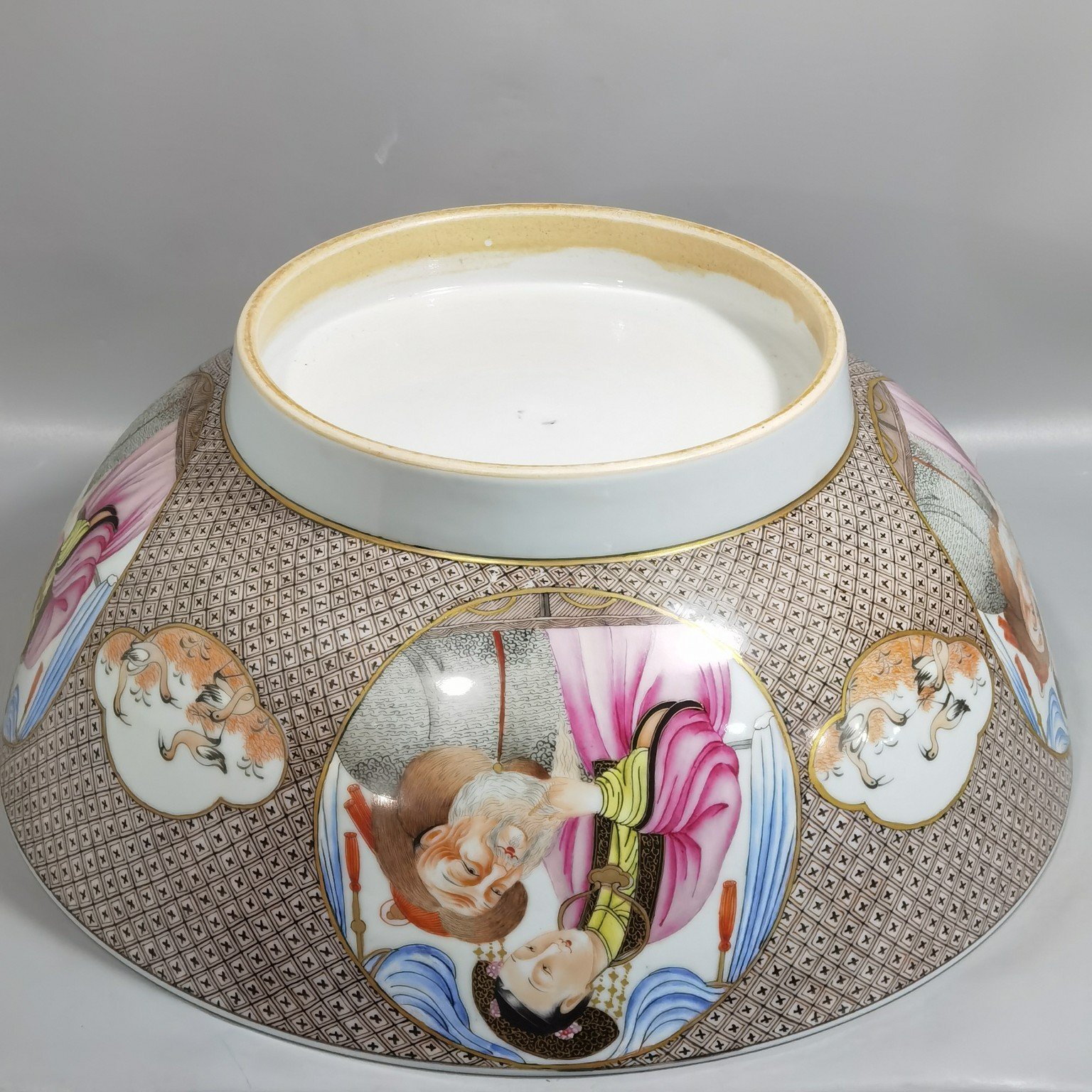 Oing Dynasty Yongzheng Period Backflow Pastel Consecrated Mandarin Bowl