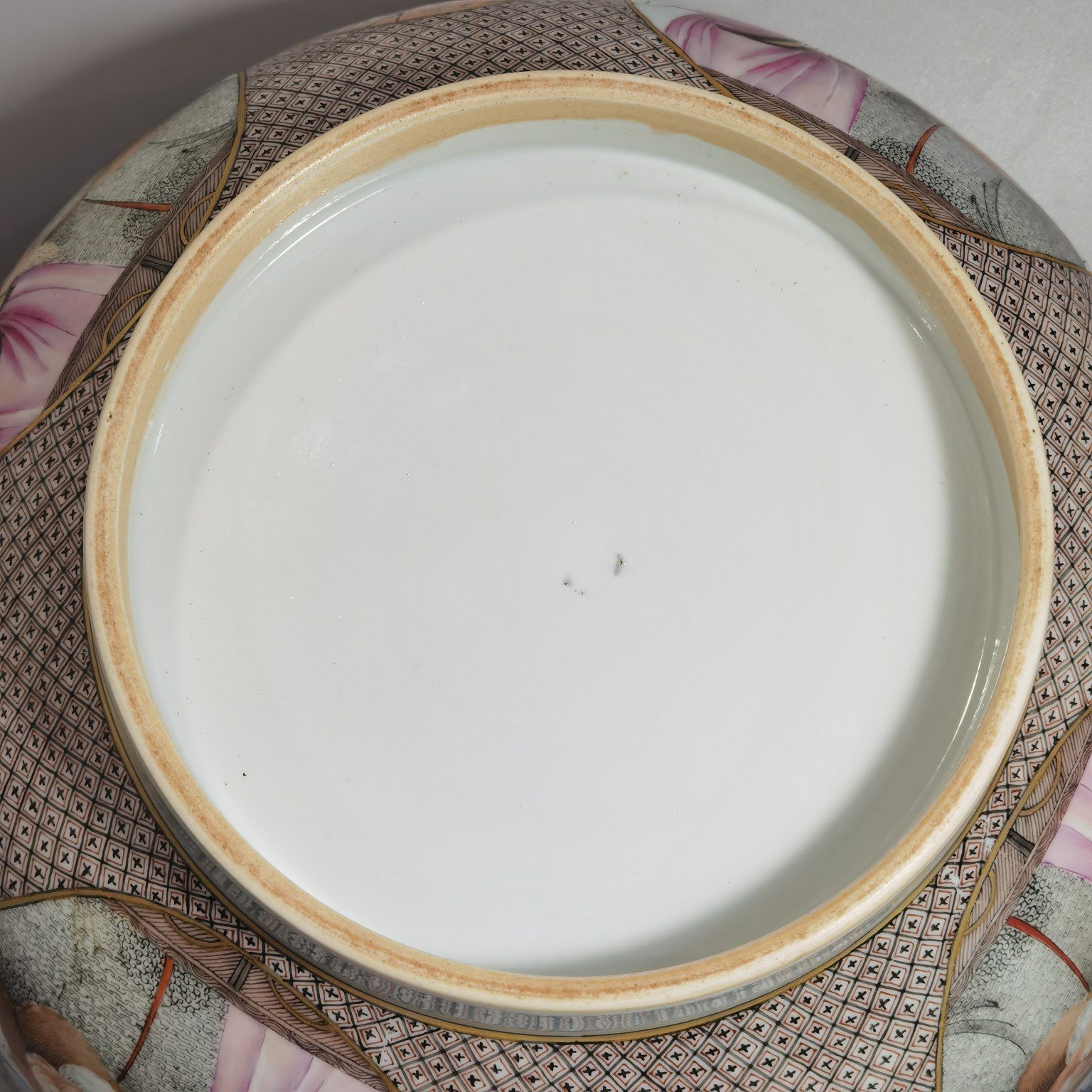 Oing Dynasty Yongzheng Period Backflow Pastel Consecrated Mandarin Bowl