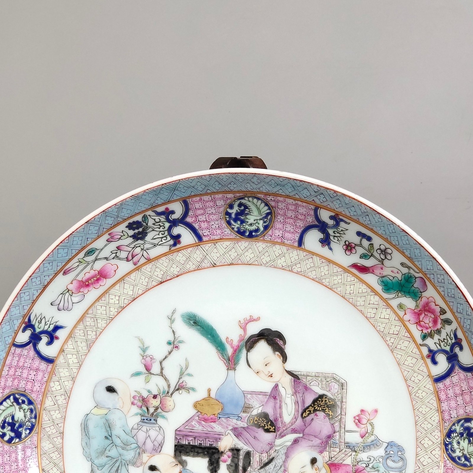 Oing Dynasty Yongzheng famille rose rouge godson picture plate