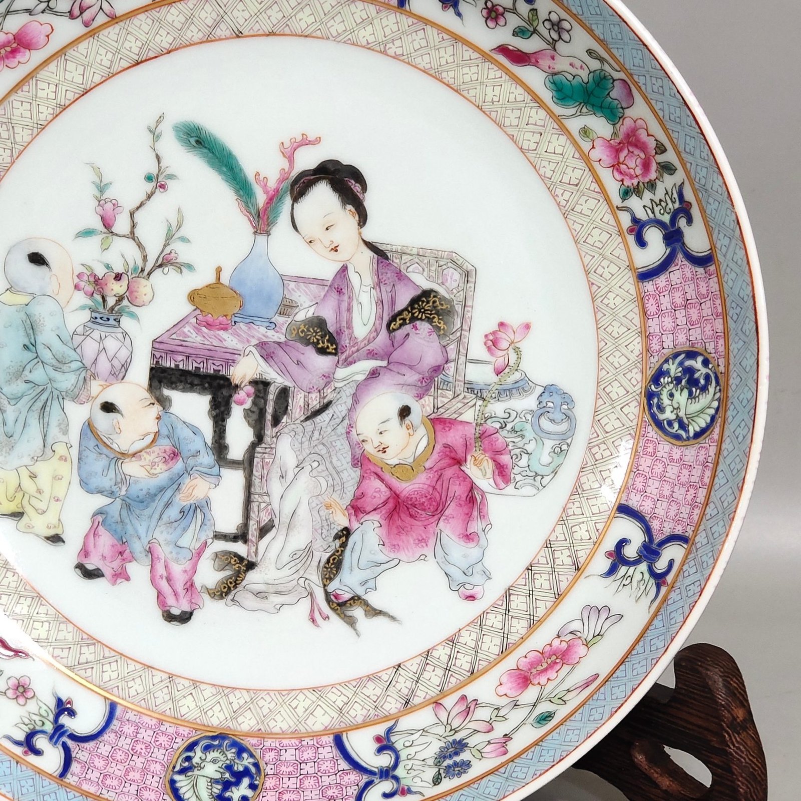 Oing Dynasty Yongzheng famille rose rouge godson picture plate