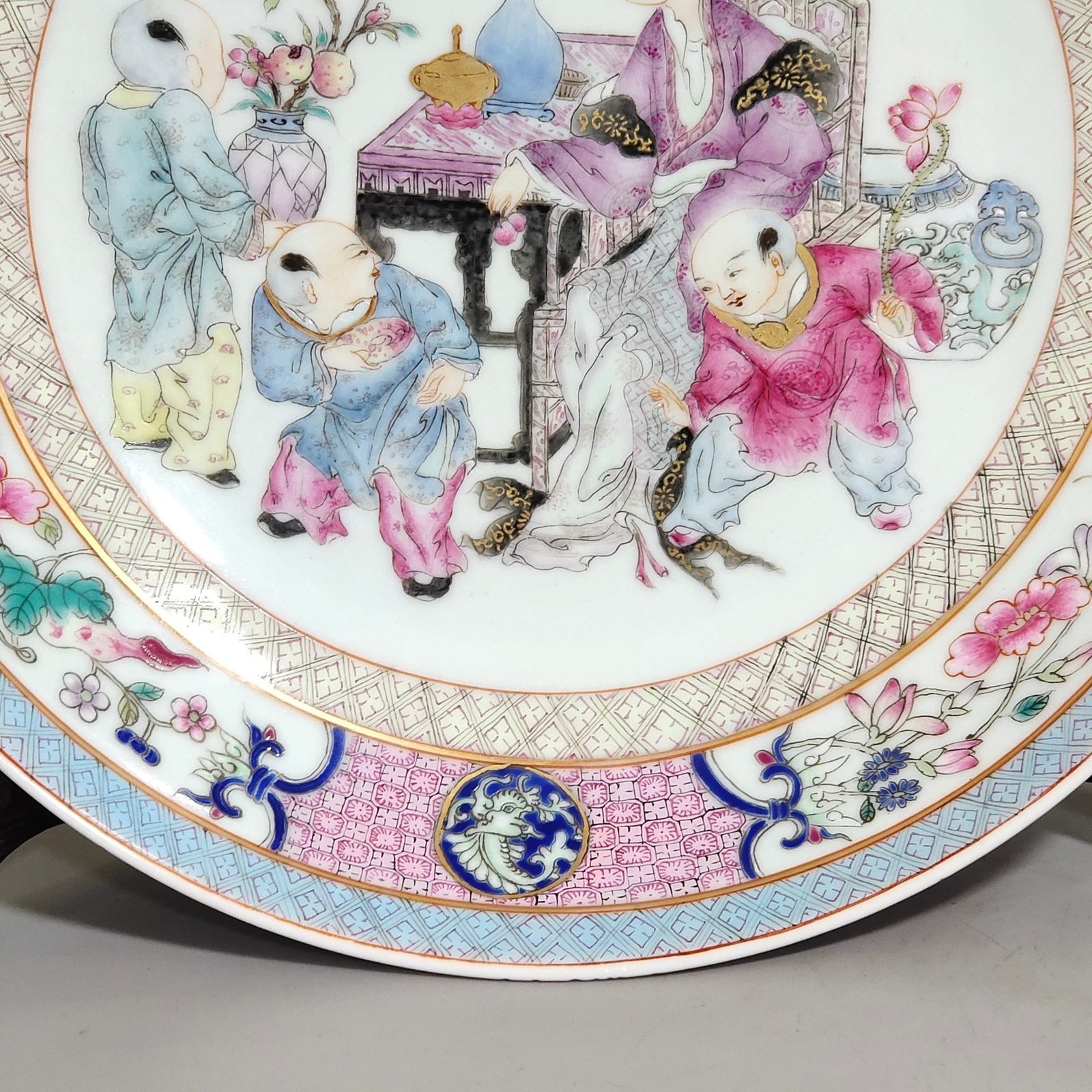 Oing Dynasty Yongzheng famille rose rouge godson picture plate