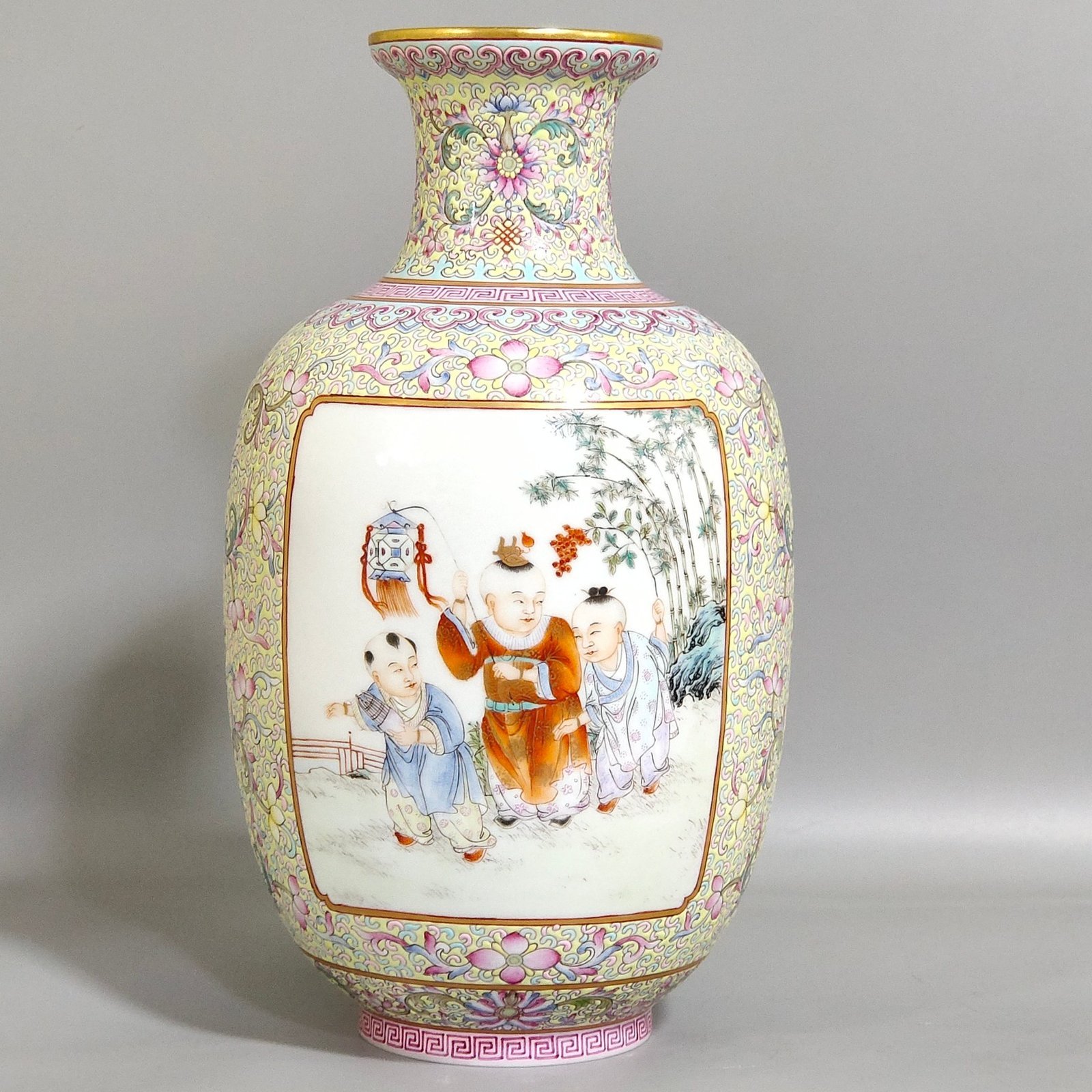 Oing Dynasty Yongzheng A thin vase with a picture of a baby playing