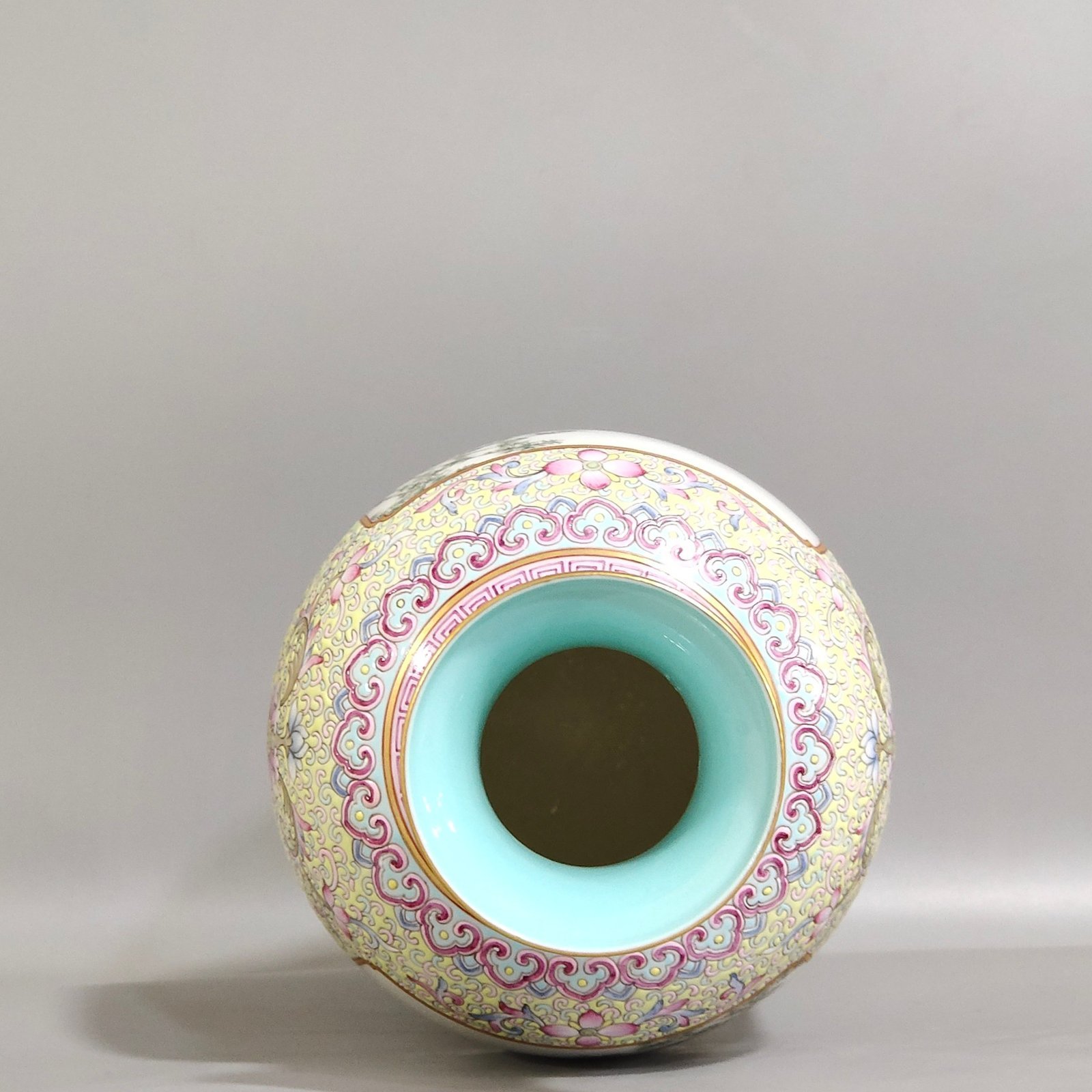 Oing Dynasty Yongzheng A thin vase with a picture of a baby playing