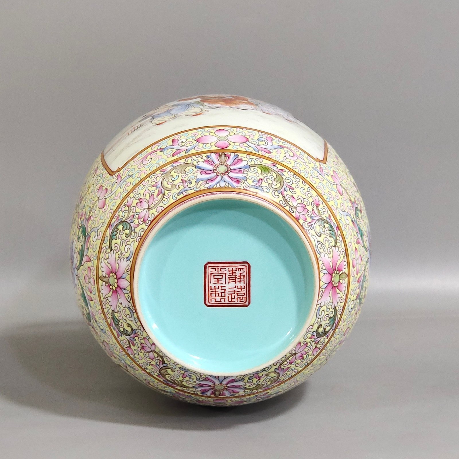 Oing Dynasty Yongzheng A thin vase with a picture of a baby playing