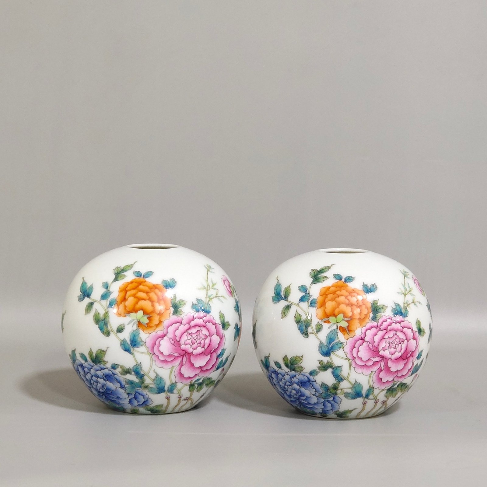 Oing Dynasty Yongzheng Thin water basin with peonies and flowers