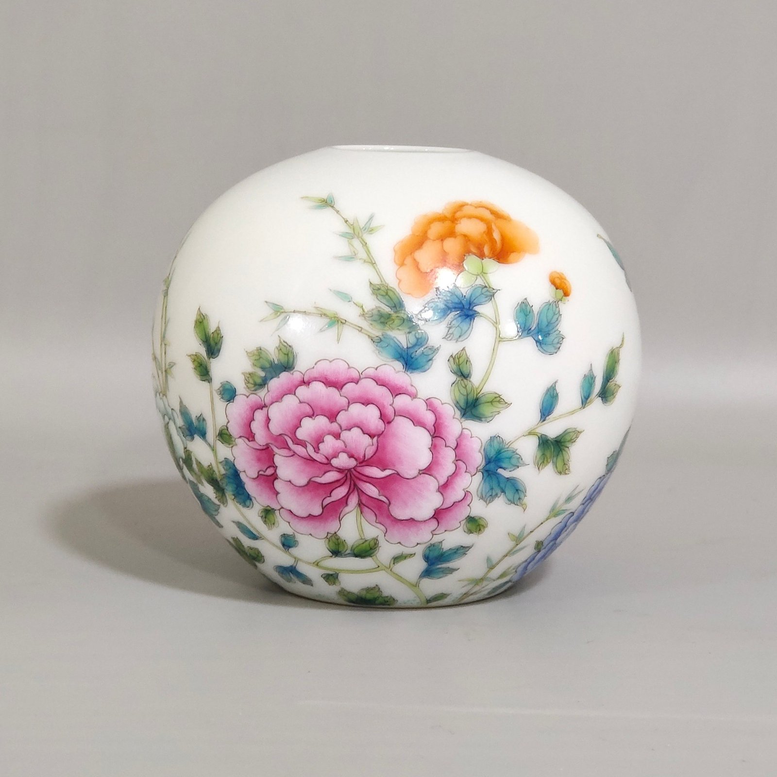 Oing Dynasty Yongzheng Thin water basin with peonies and flowers