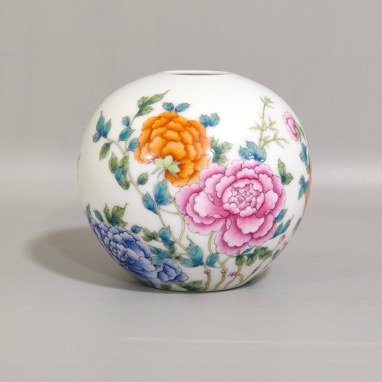 Oing Dynasty Yongzheng Thin water basin with peonies and flowers