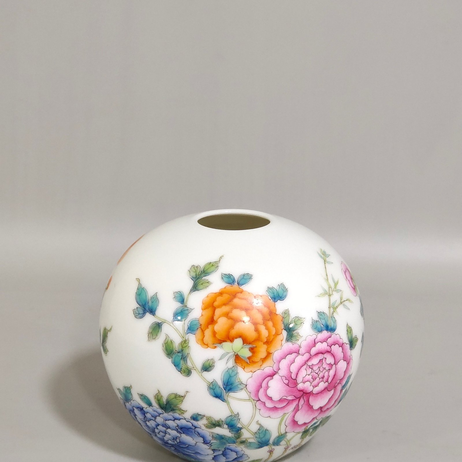Oing Dynasty Yongzheng Thin water basin with peonies and flowers