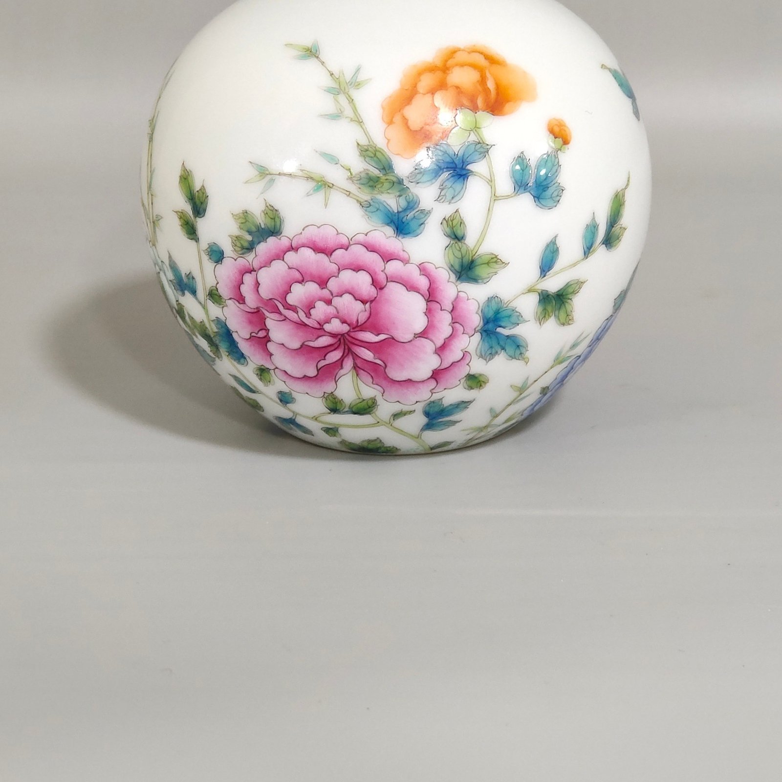 Oing Dynasty Yongzheng Thin water basin with peonies and flowers