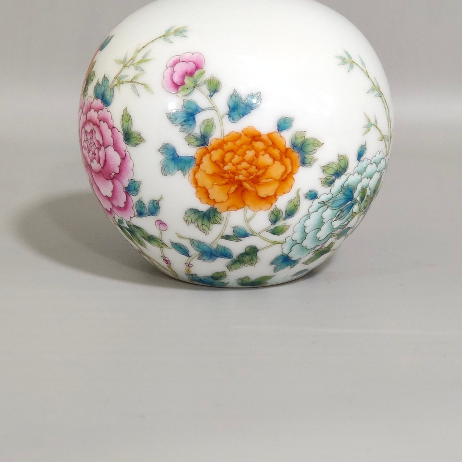 Oing Dynasty Yongzheng Thin water basin with peonies and flowers