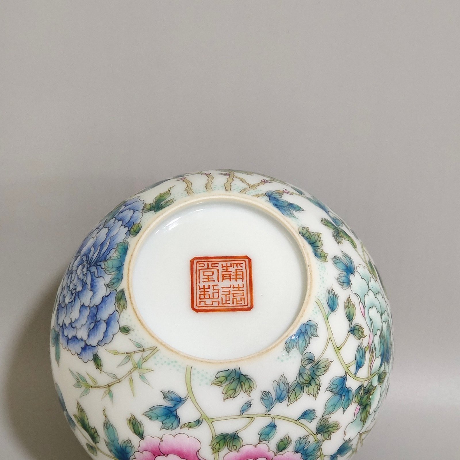 Oing Dynasty Yongzheng Thin water basin with peonies and flowers