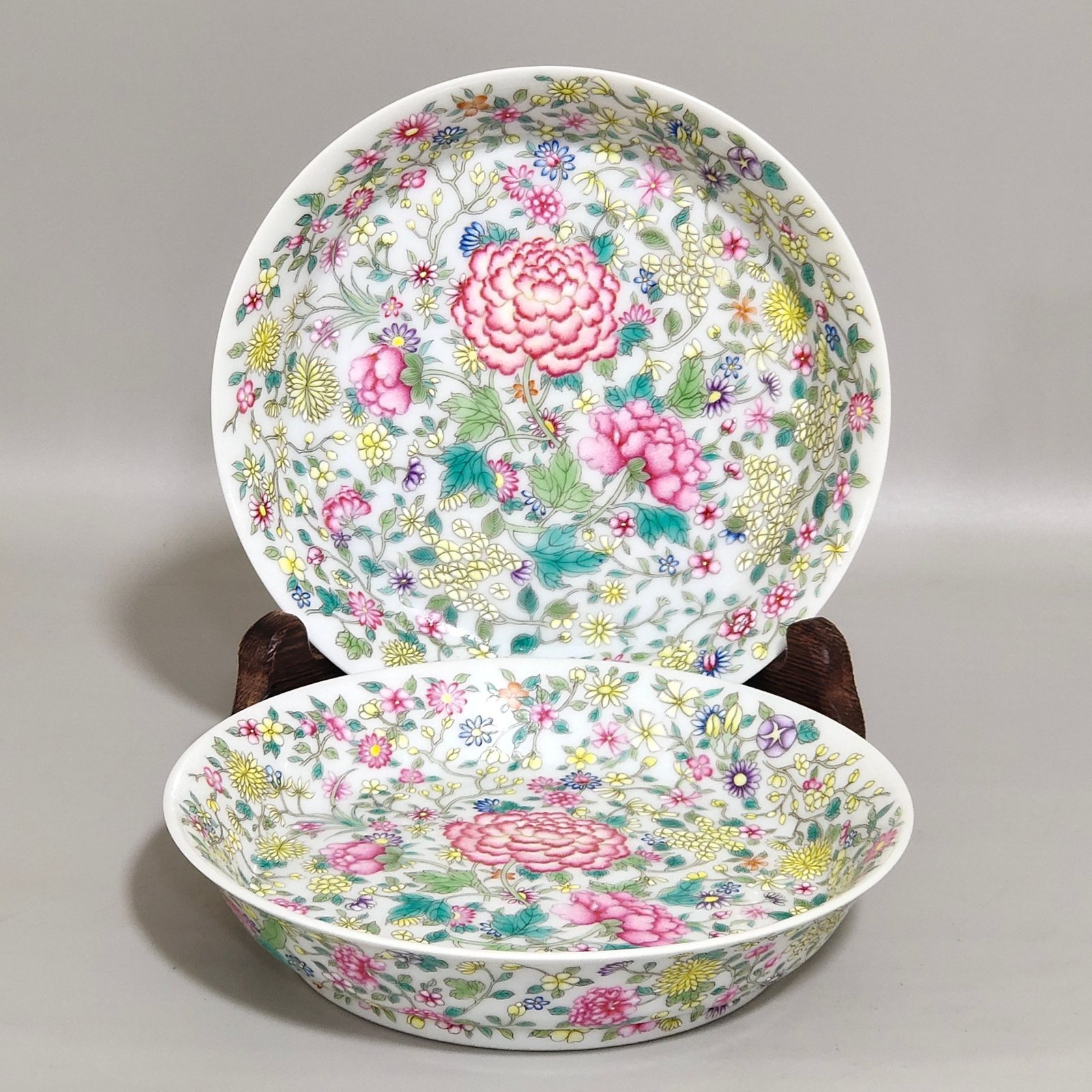 Oing Dynasty Yongzheng A small bent-waist plate with thousands of flowers and brocade patterns