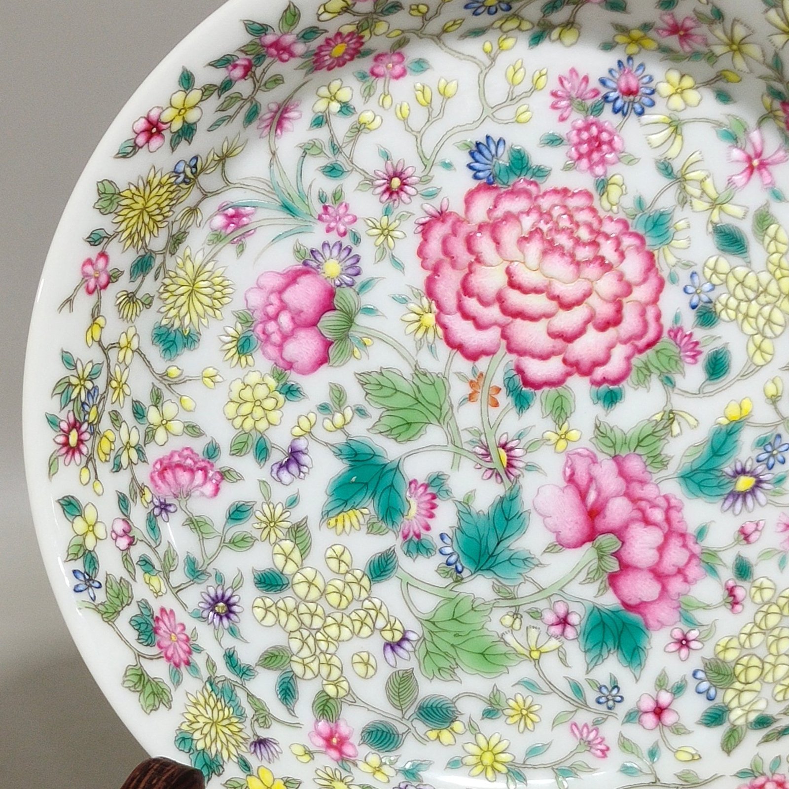 Oing Dynasty Yongzheng A small bent-waist plate with thousands of flowers and brocade patterns