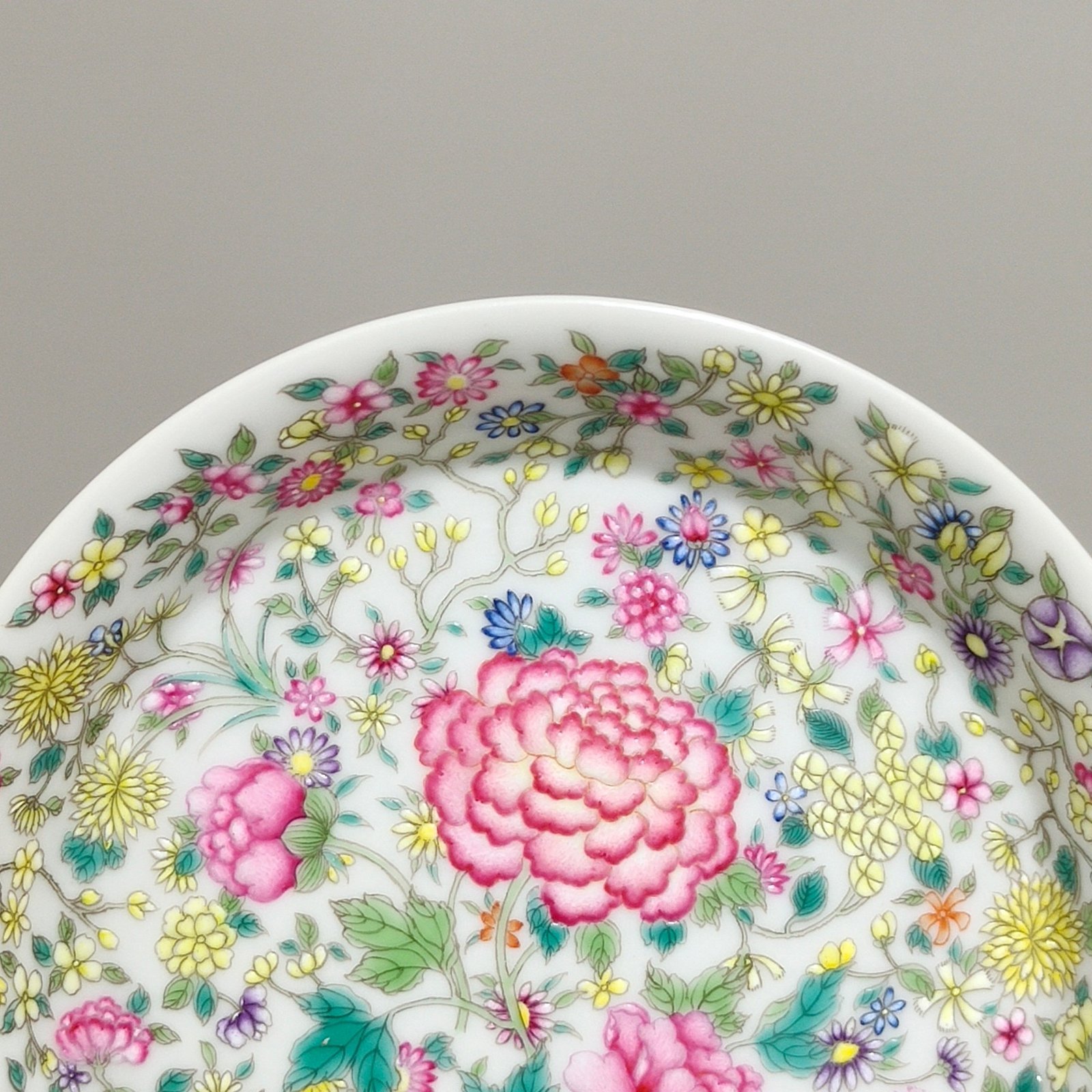 Oing Dynasty Yongzheng A small bent-waist plate with thousands of flowers and brocade patterns