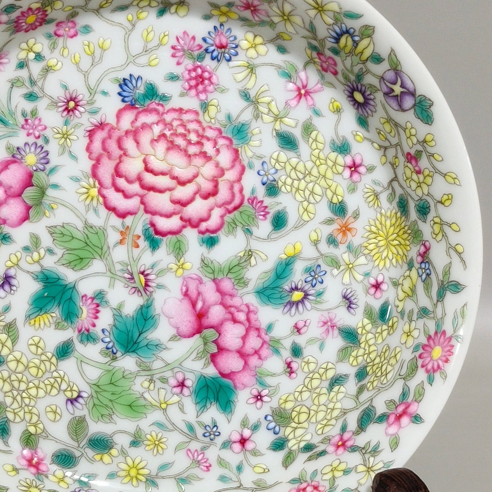 Oing Dynasty Yongzheng A small bent-waist plate with thousands of flowers and brocade patterns