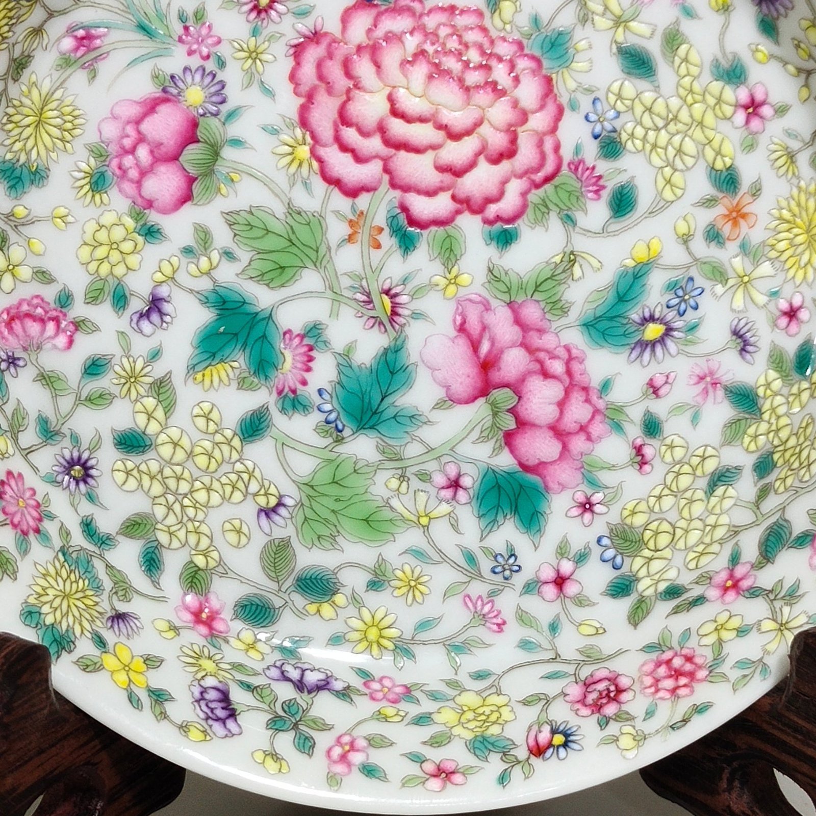 Oing Dynasty Yongzheng A small bent-waist plate with thousands of flowers and brocade patterns