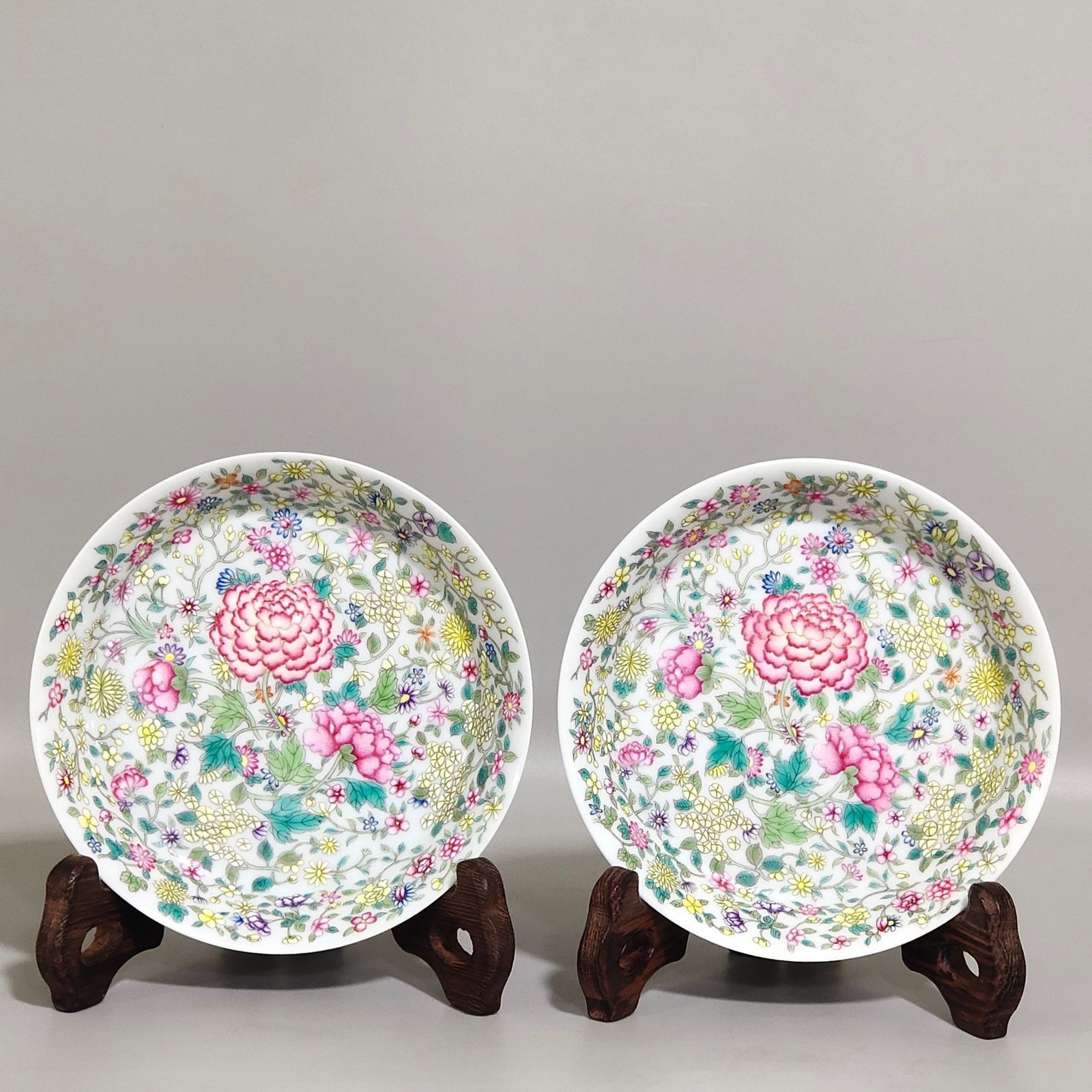 Oing Dynasty Yongzheng A small bent-waist plate with thousands of flowers and brocade patterns