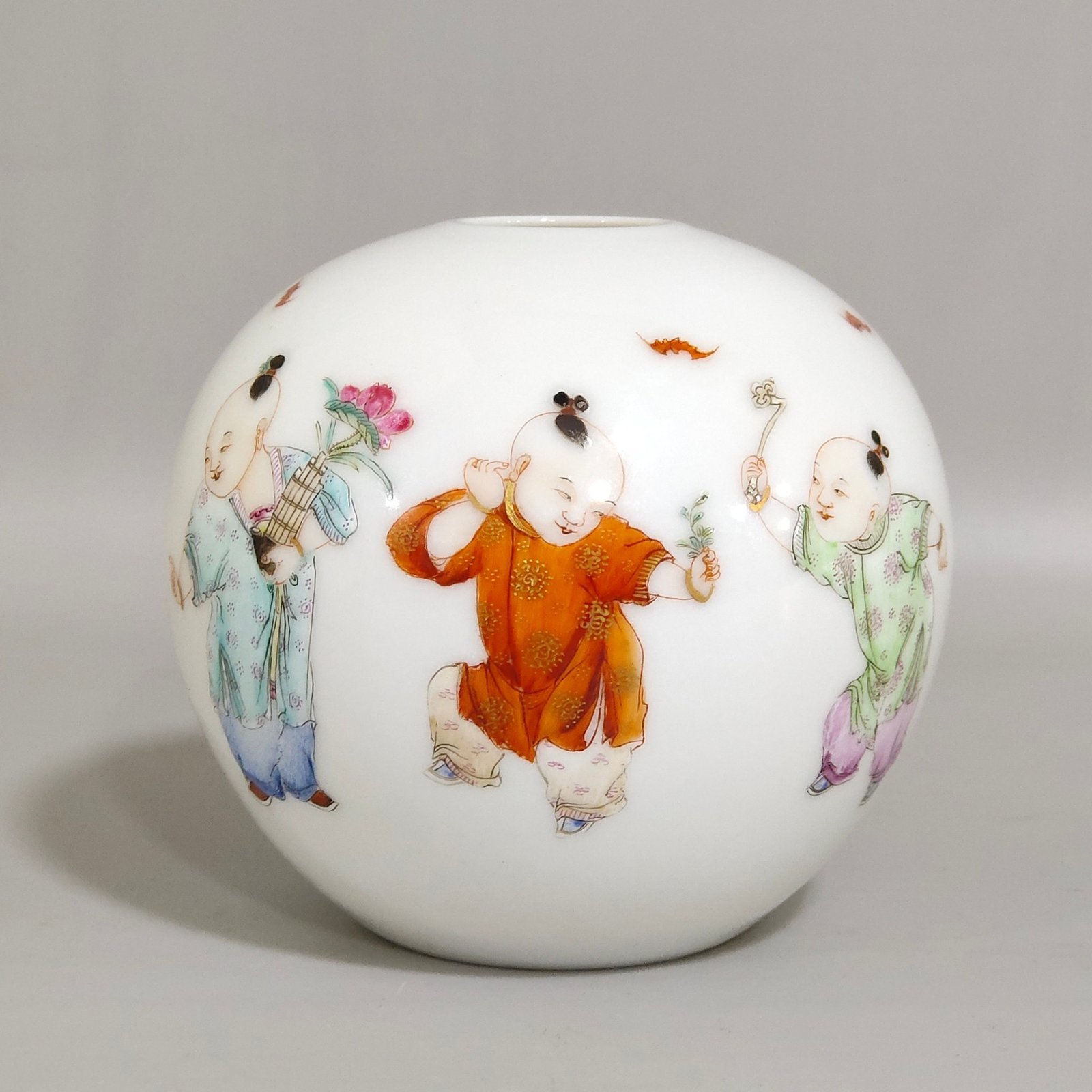 Oing Dynasty Yongzheng A thin-bodied water bowl made
