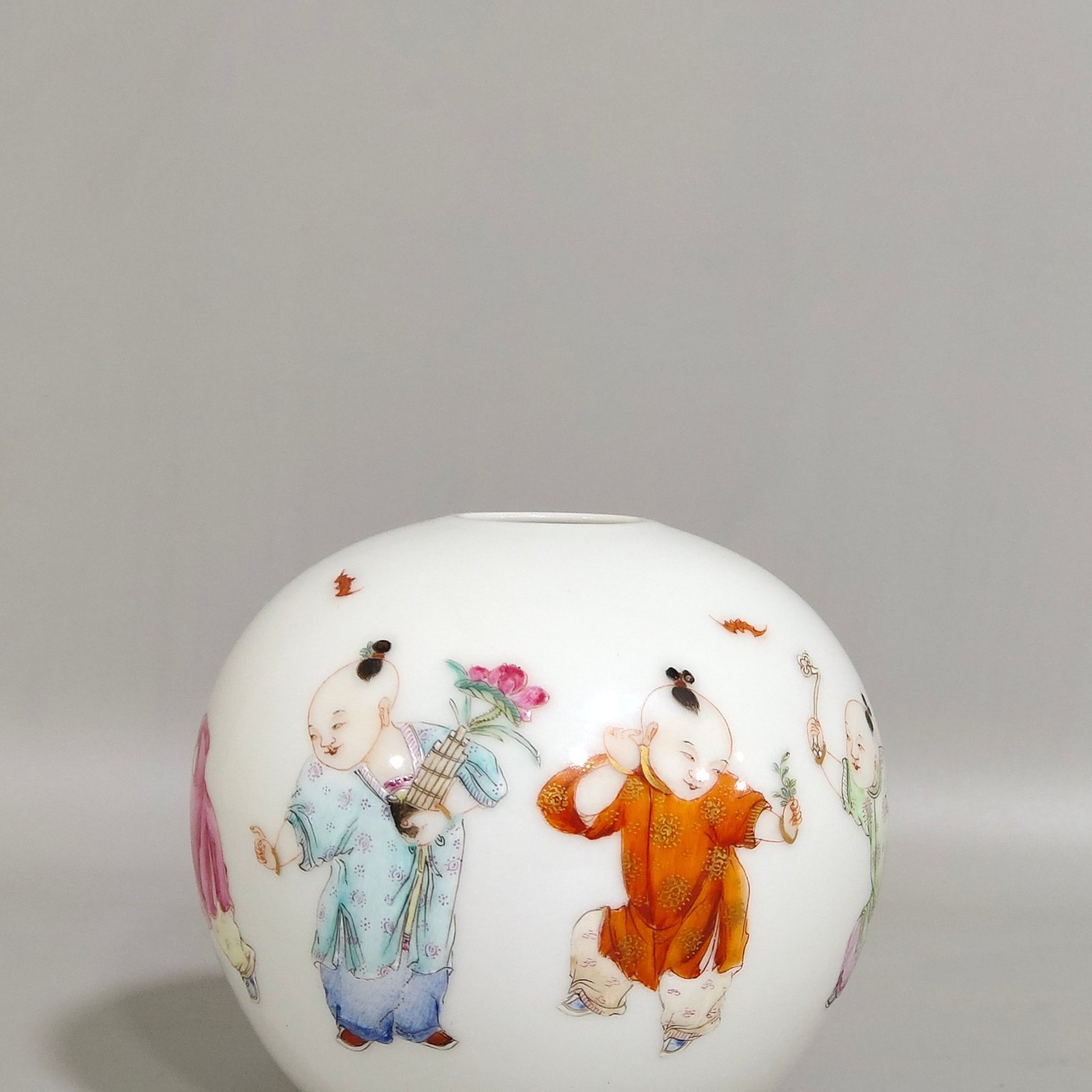 Oing Dynasty Yongzheng A thin-bodied water bowl made