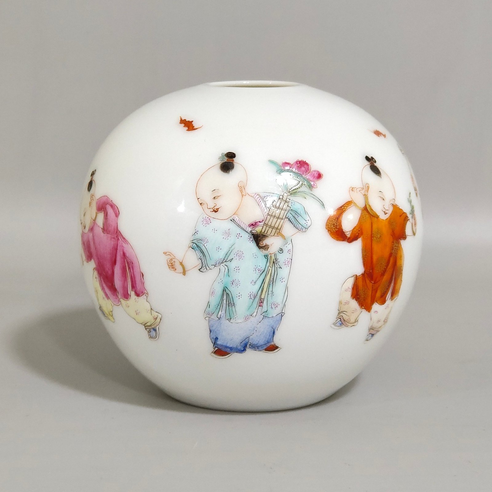 Oing Dynasty Yongzheng A thin-bodied water bowl made