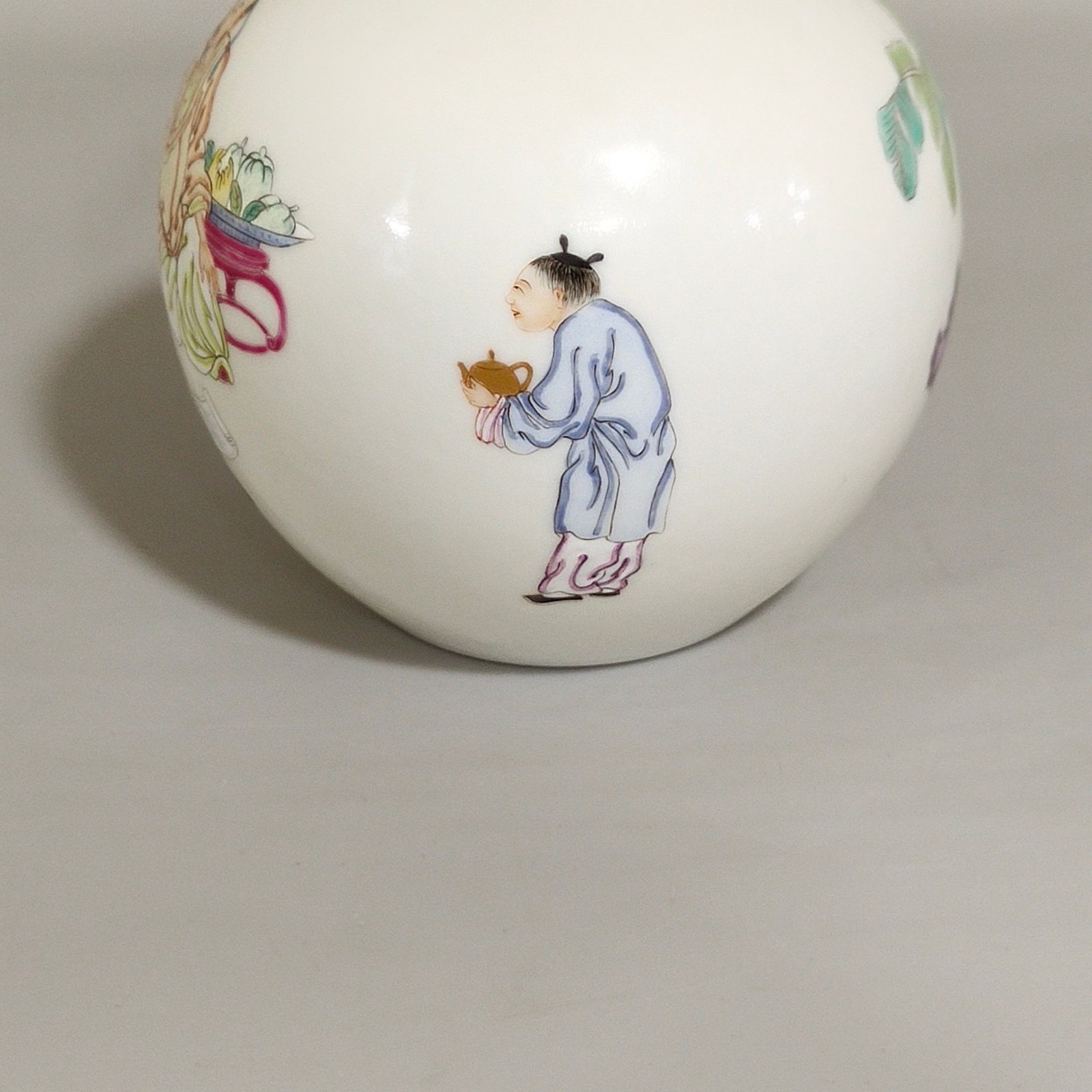 Oing Dynasty Yongzheng A thin-bodied water basin made of figures and stories