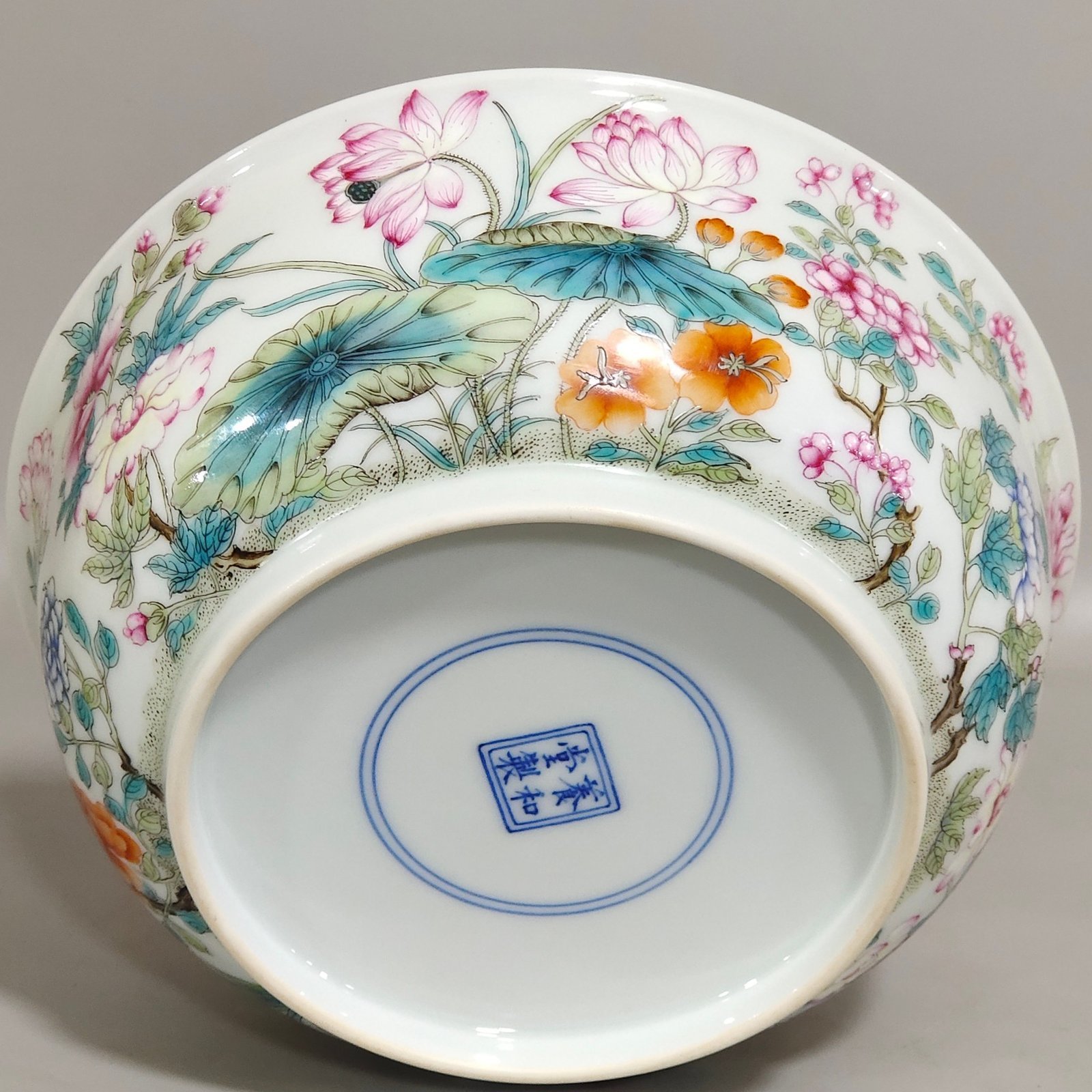 Oing Dynasty Yongzheng A bowl with flowers and flowers inside