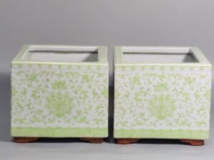 Oing Dynasty Yongzheng A pair of green colored lotus square flowerpots