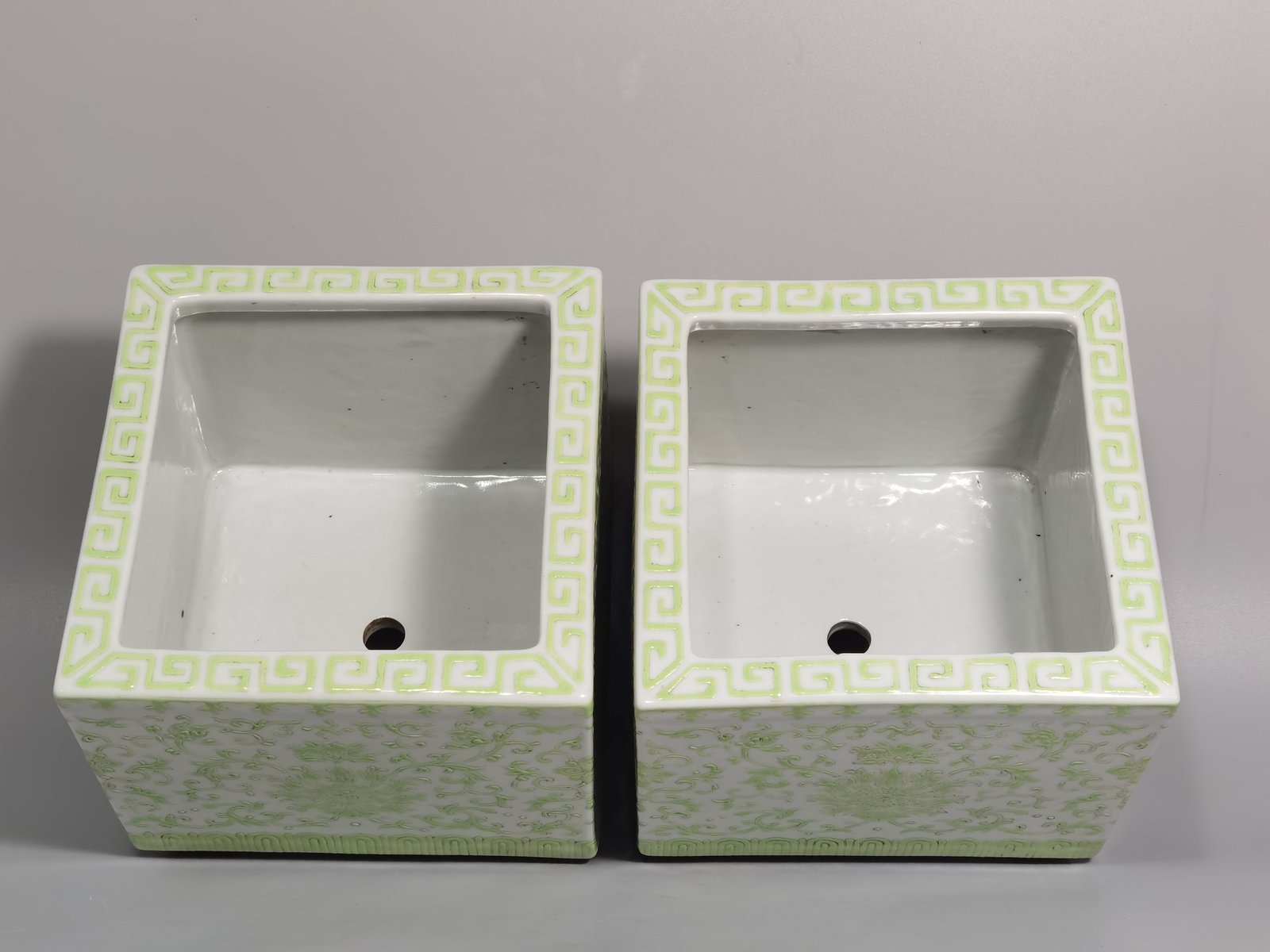Oing Dynasty Yongzheng A pair of green colored lotus square flowerpots