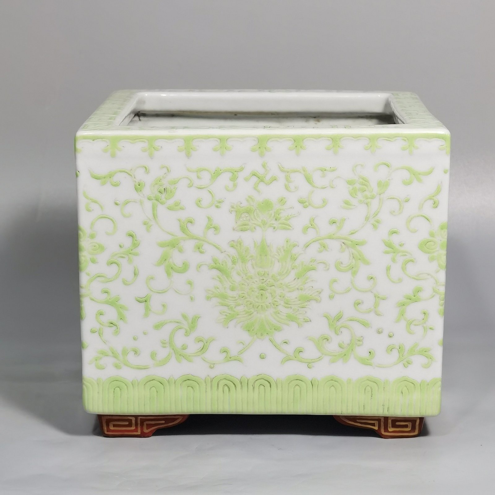 Oing Dynasty Yongzheng A pair of green colored lotus square flowerpots