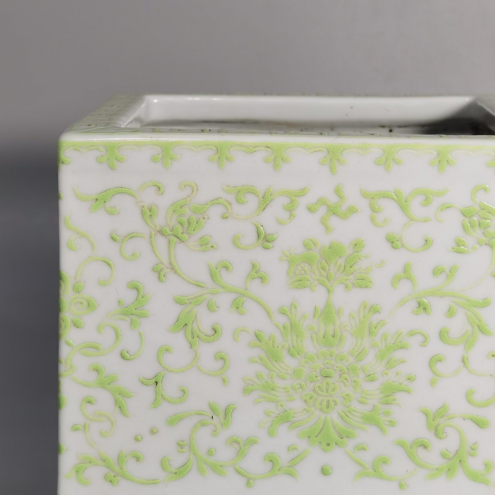 Oing Dynasty Yongzheng A pair of green colored lotus square flowerpots