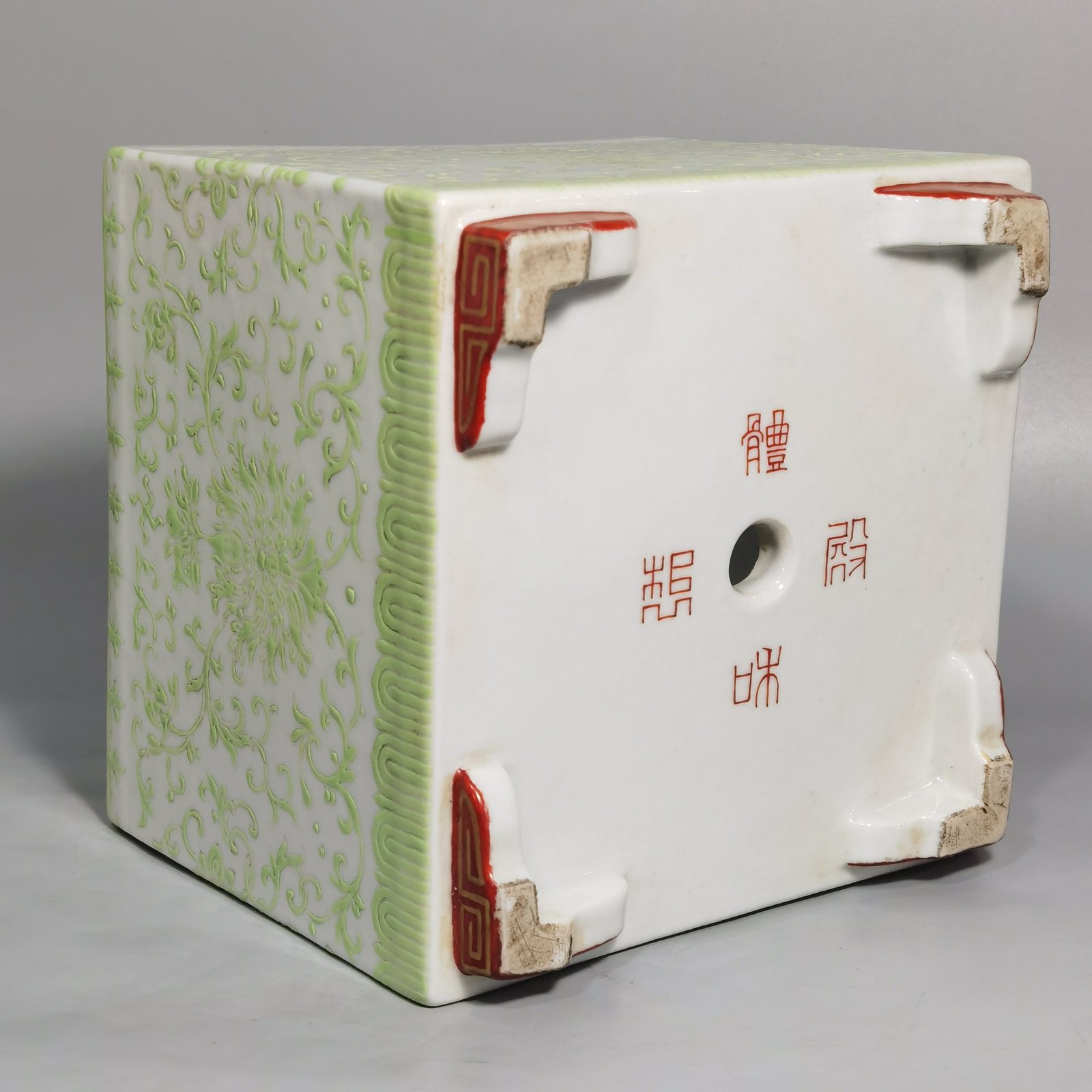 Oing Dynasty Yongzheng A pair of green colored lotus square flowerpots