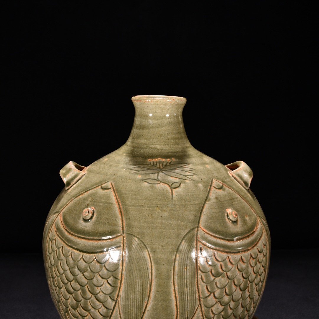 Jin Dynasty Yue kiln celadon double fish vase