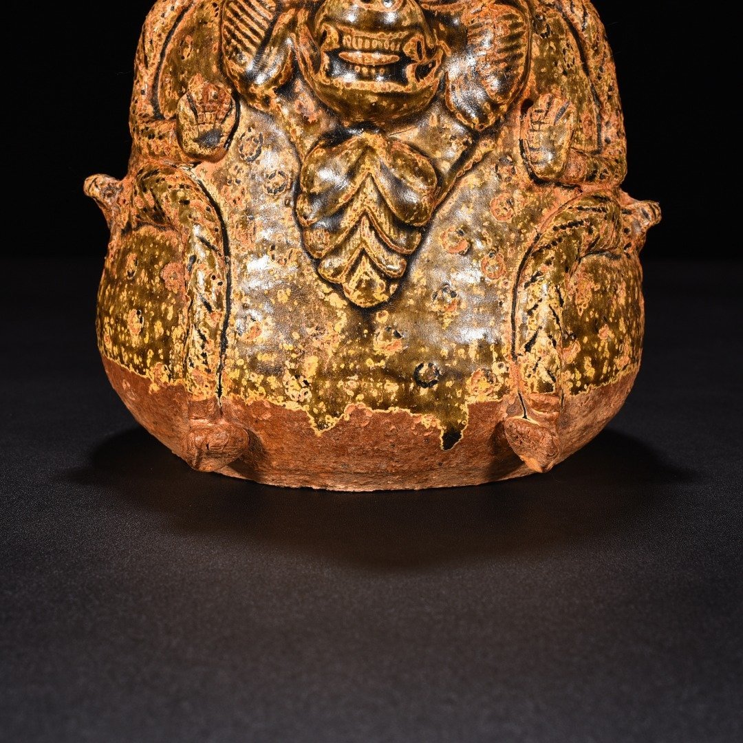Jin Dynasty Yue kiln celadon bear statue