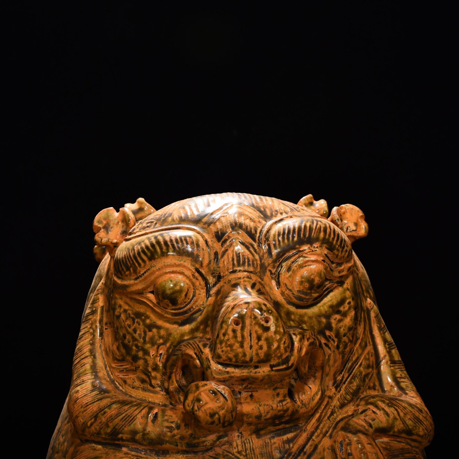 Jin Dynasty Yue kiln celadon bear statue