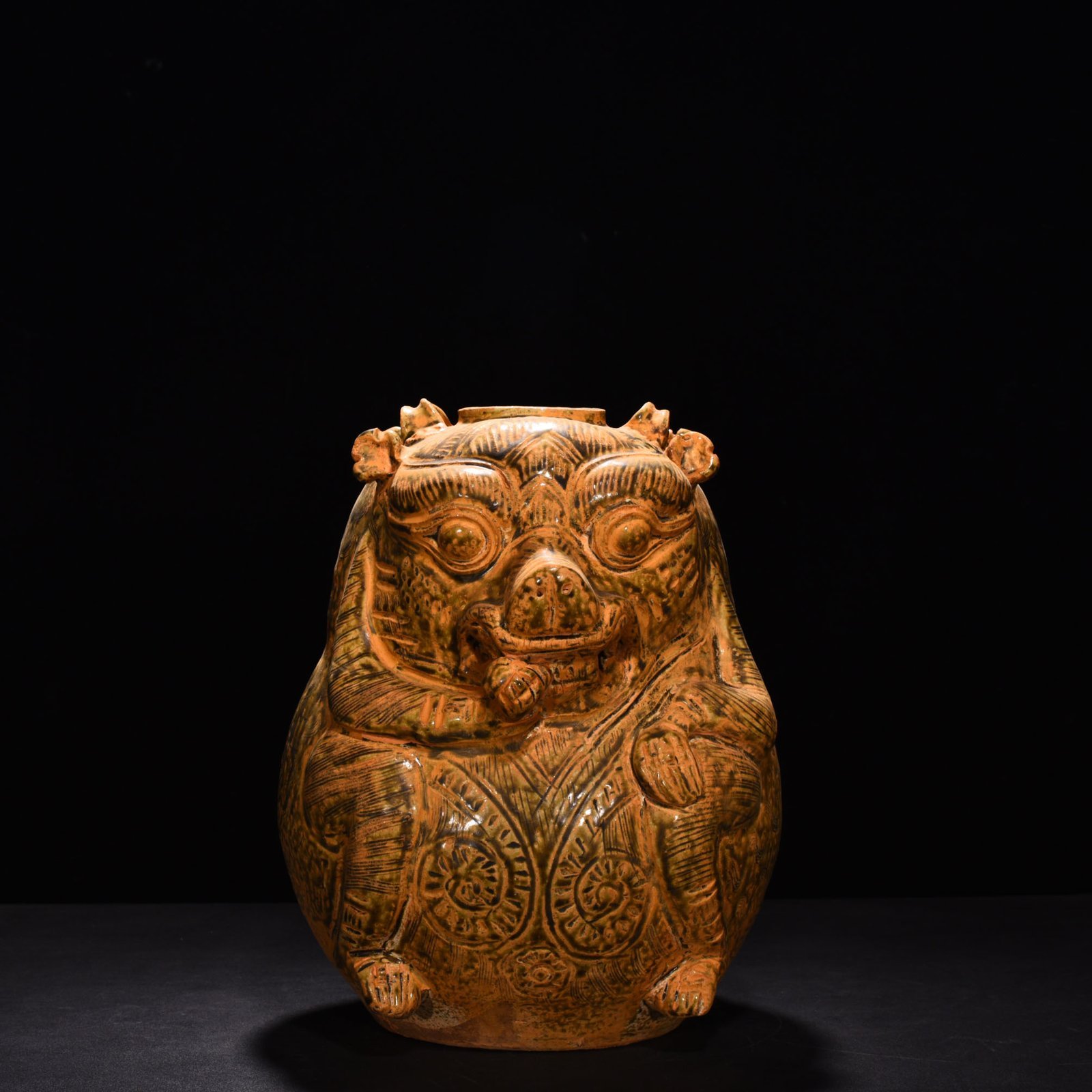 Jin Dynasty Yue kiln celadon bear statue