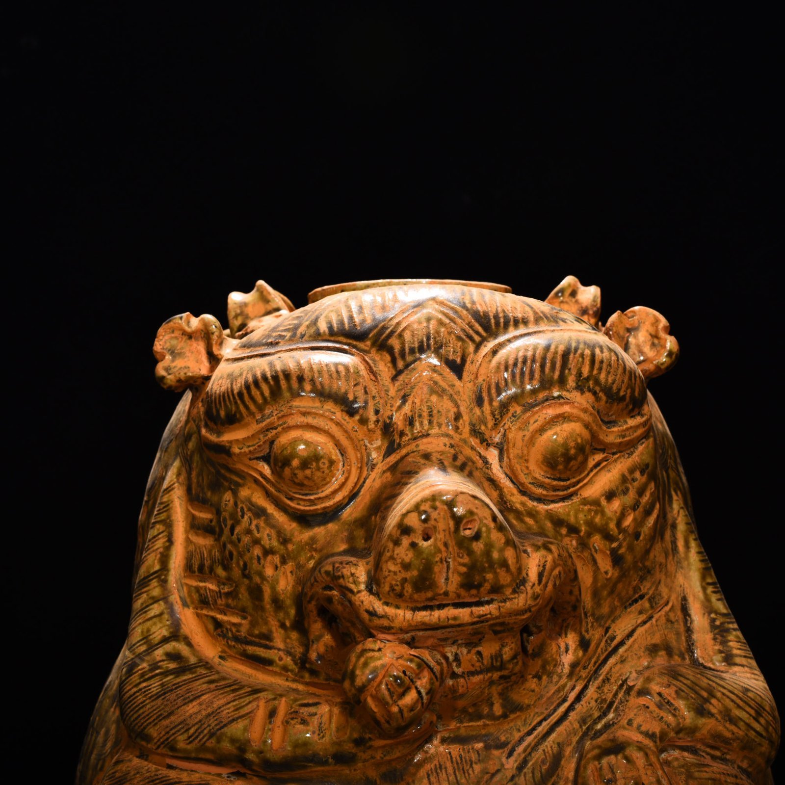 Jin Dynasty Yue kiln celadon bear statue