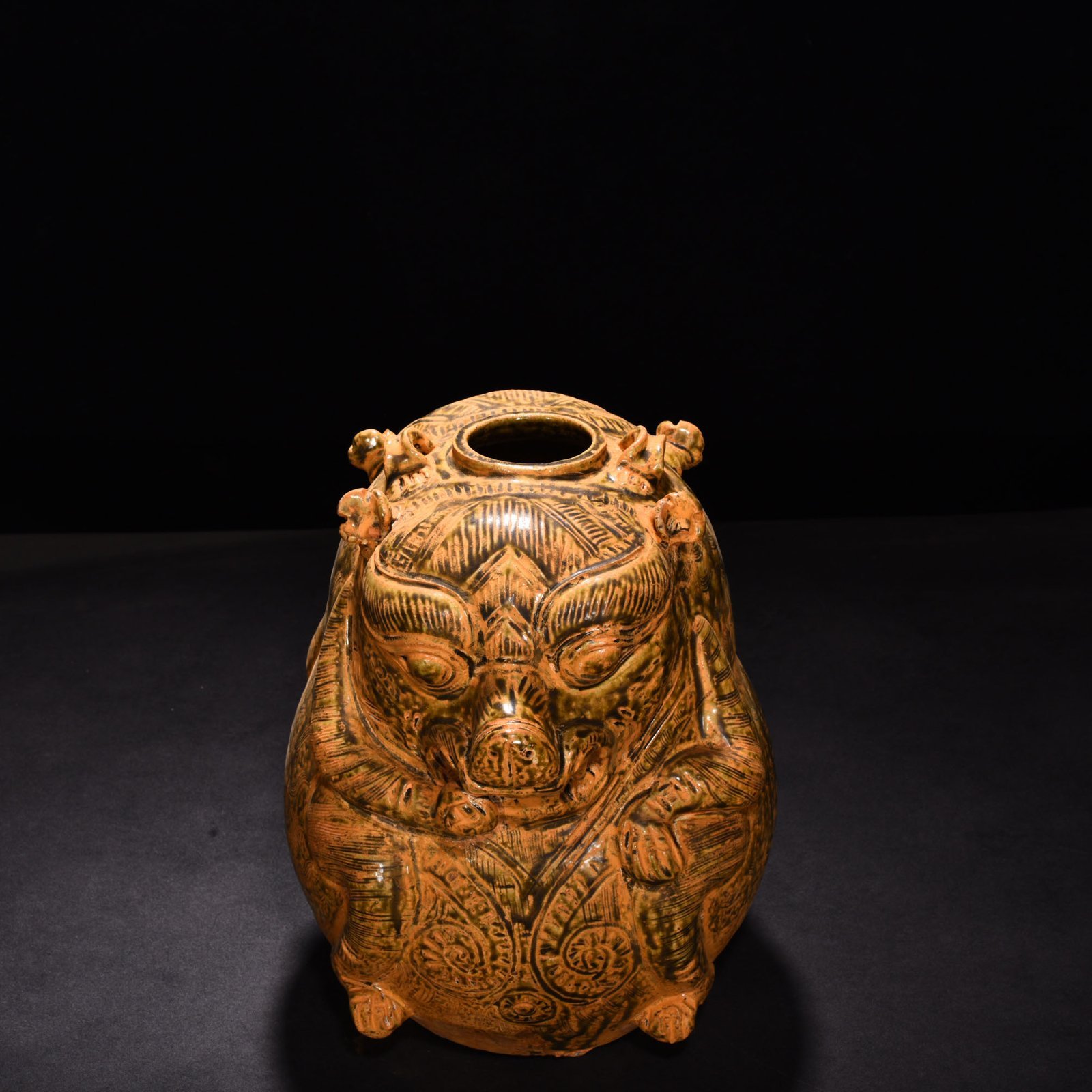 Jin Dynasty Yue kiln celadon bear statue
