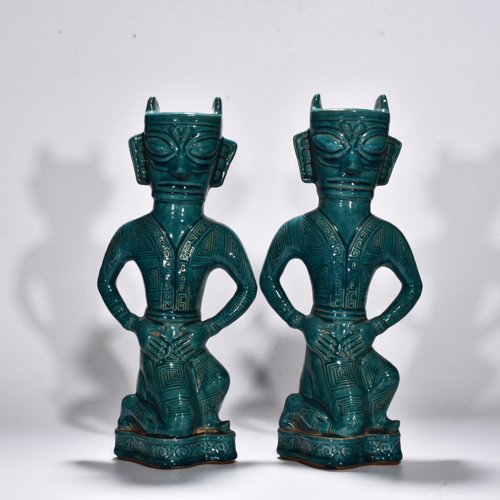 Five Dynasties Chai porcelain malachite green glaze figure
