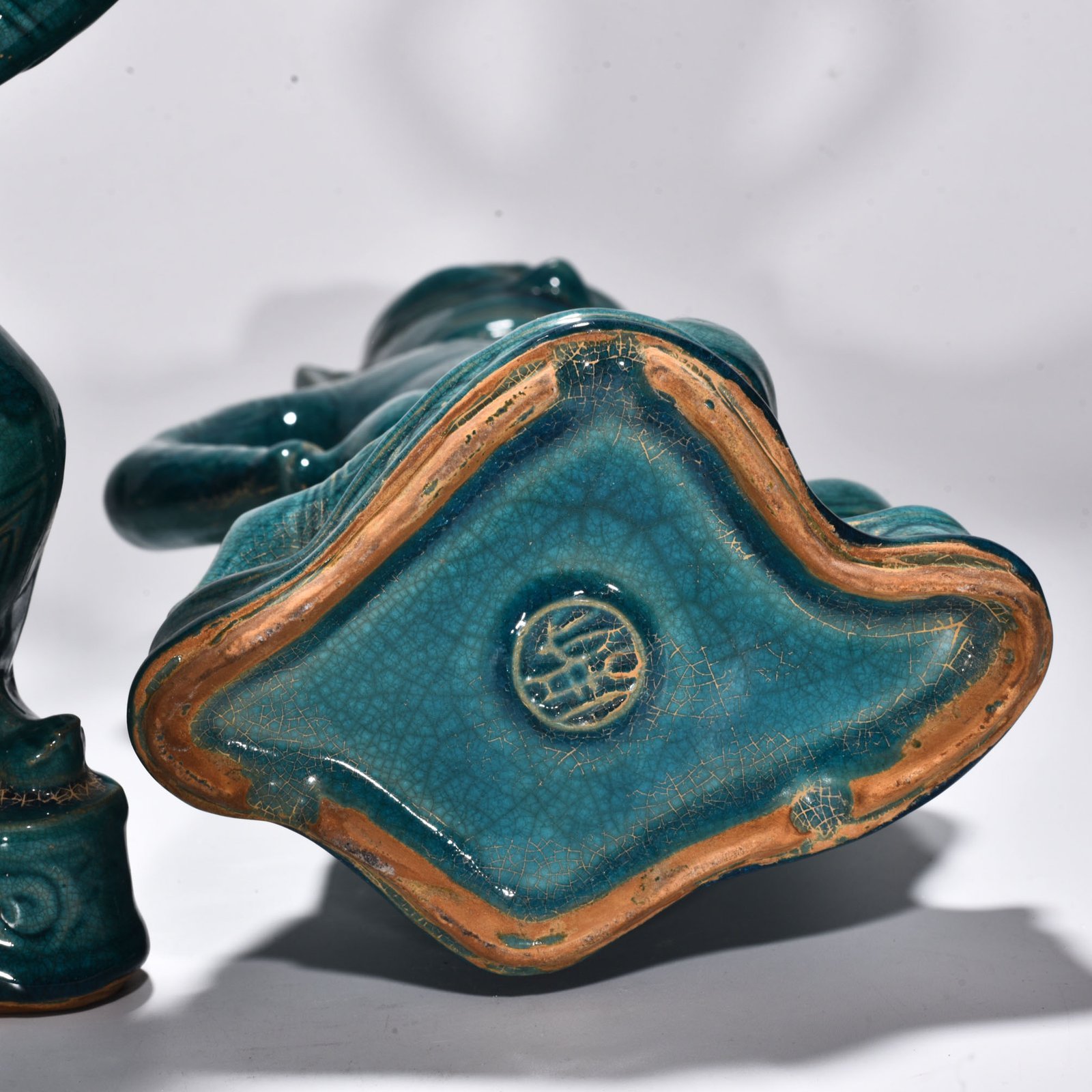 Five Dynasties Chai porcelain malachite green glaze figure